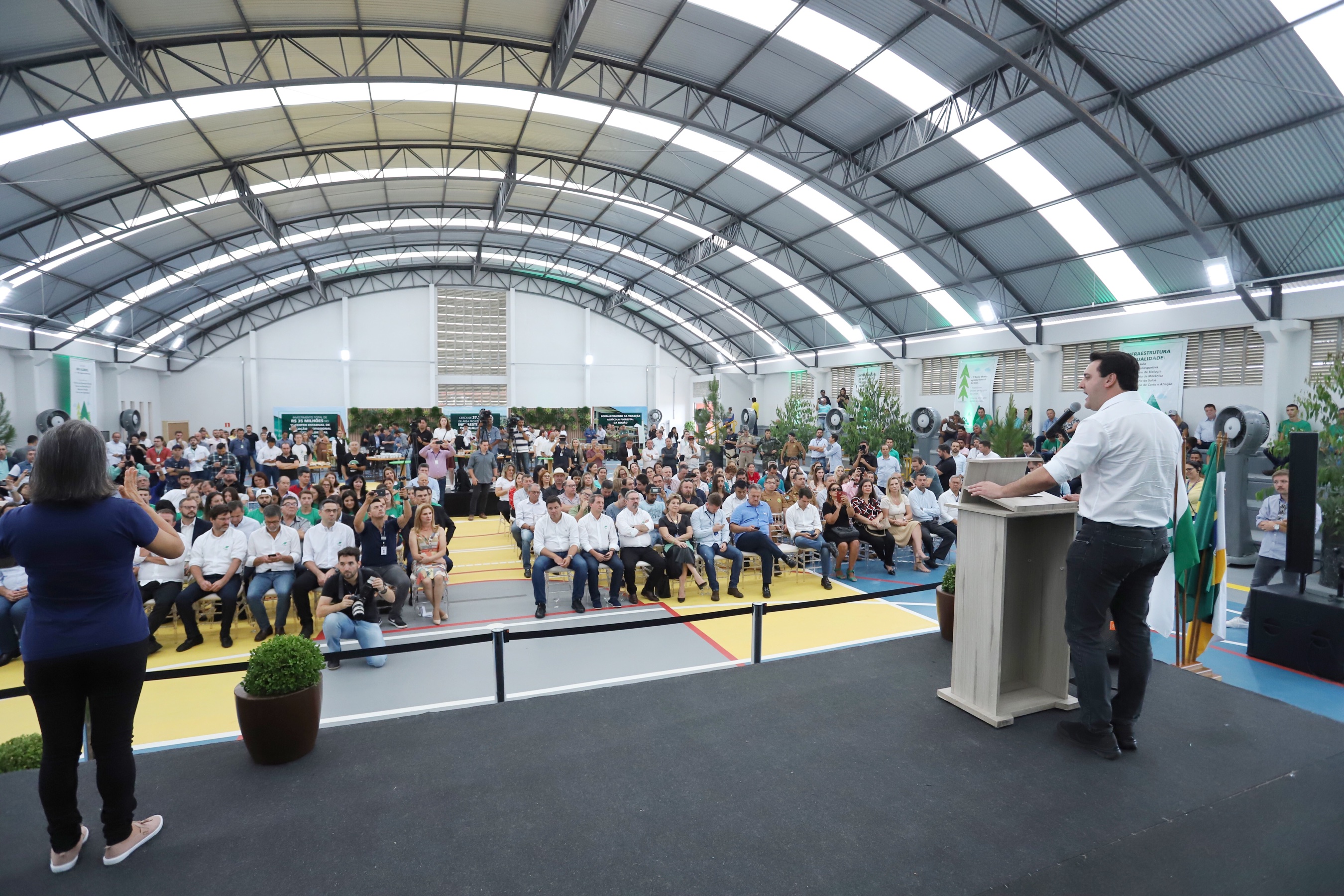 O governador Carlos Massa Ratinho Junior inaugurou nesta sexta-feira (31) a primeira escola técnica de operação florestal do Brasil, em Ortigueira, nos Campos Gerais. O Centro Estadual de Educação Profissional Florestal e Agrícola é fruto de uma parceria entre o Governo do Estado, a Klabin e a prefeitura. O investimento total foi de R$ 35 milhões, sendo R$ 12 milhões repassados pela Secretaria da Educação e do Esporte. Foto: José Fernando Ogura/AEN