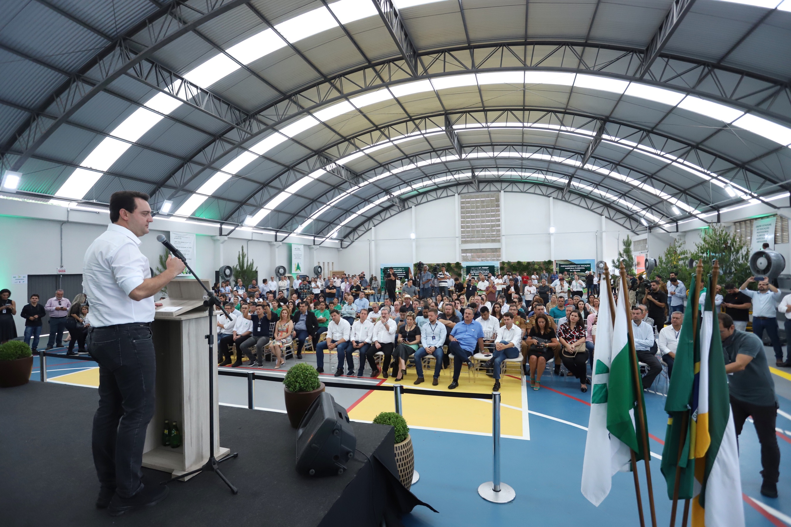 O governador Carlos Massa Ratinho Junior inaugurou nesta sexta-feira (31) a primeira escola técnica de operação florestal do Brasil, em Ortigueira, nos Campos Gerais. O Centro Estadual de Educação Profissional Florestal e Agrícola é fruto de uma parceria entre o Governo do Estado, a Klabin e a prefeitura. O investimento total foi de R$ 35 milhões, sendo R$ 12 milhões repassados pela Secretaria da Educação e do Esporte. Foto: José Fernando Ogura/AEN