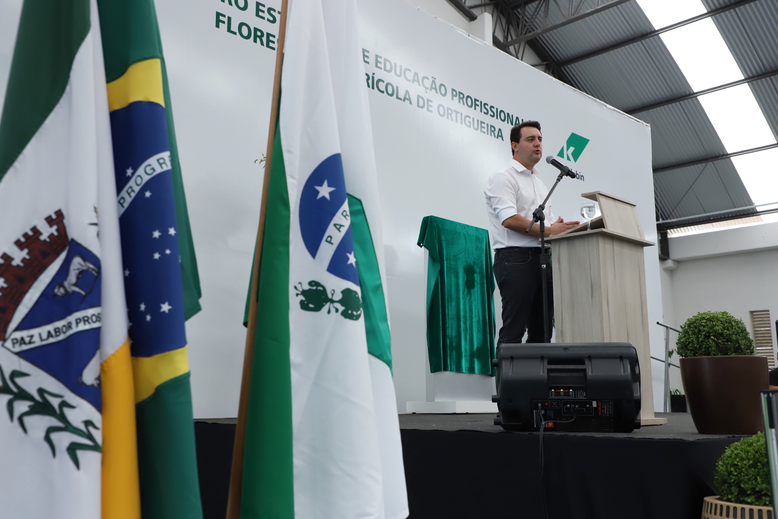 O governador Carlos Massa Ratinho Junior inaugurou nesta sexta-feira (31) a primeira escola técnica de operação florestal do Brasil, em Ortigueira, nos Campos Gerais. O Centro Estadual de Educação Profissional Florestal e Agrícola é fruto de uma parceria entre o Governo do Estado, a Klabin e a prefeitura. O investimento total foi de R$ 35 milhões, sendo R$ 12 milhões repassados pela Secretaria da Educação e do Esporte. Foto: José Fernando Ogura/AEN