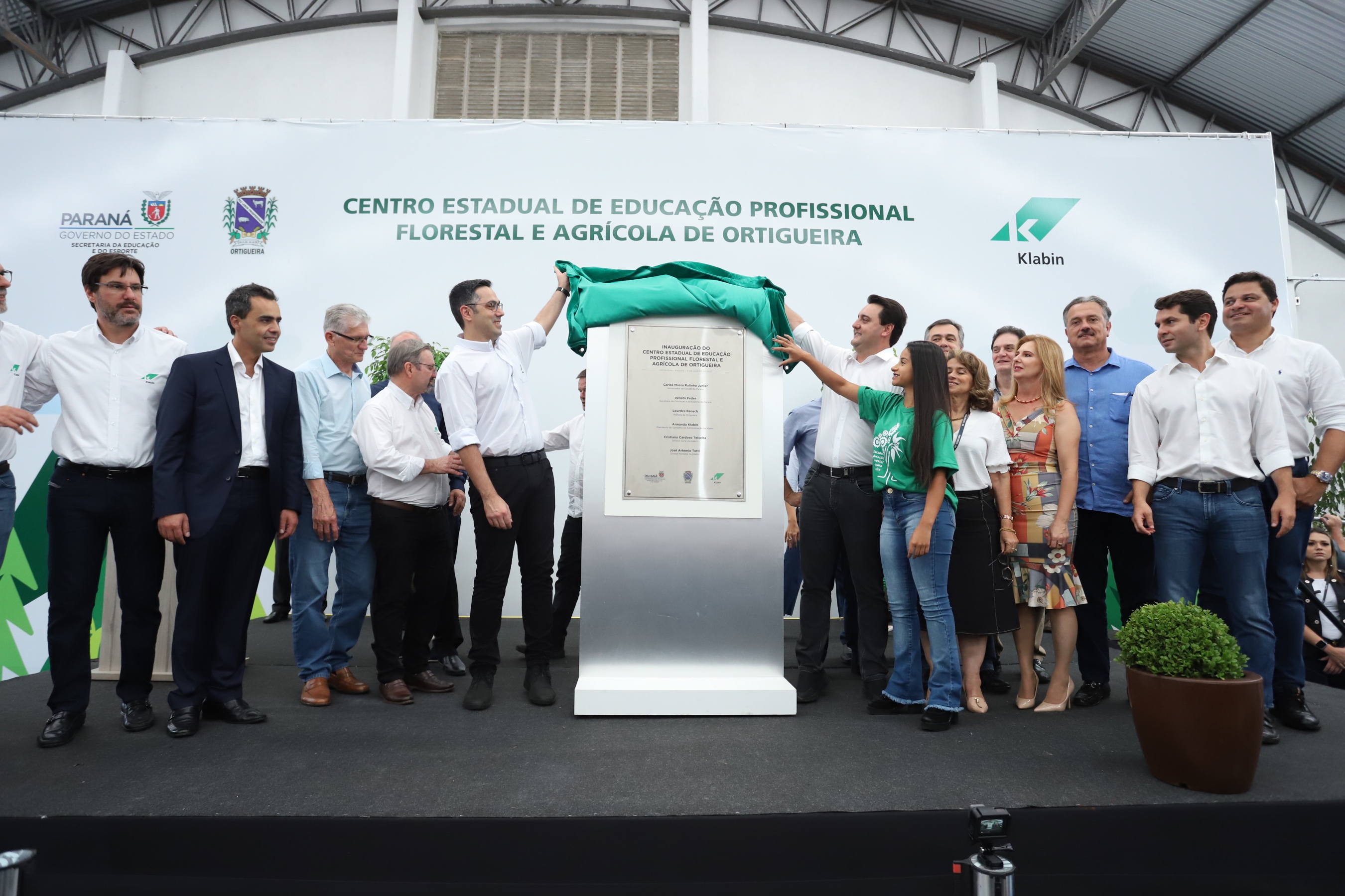 O governador Carlos Massa Ratinho Junior inaugurou nesta sexta-feira (31) a primeira escola técnica de operação florestal do Brasil, em Ortigueira, nos Campos Gerais. O Centro Estadual de Educação Profissional Florestal e Agrícola é fruto de uma parceria entre o Governo do Estado, a Klabin e a prefeitura. O investimento total foi de R$ 35 milhões, sendo R$ 12 milhões repassados pela Secretaria da Educação e do Esporte. Foto: José Fernando Ogura/AEN