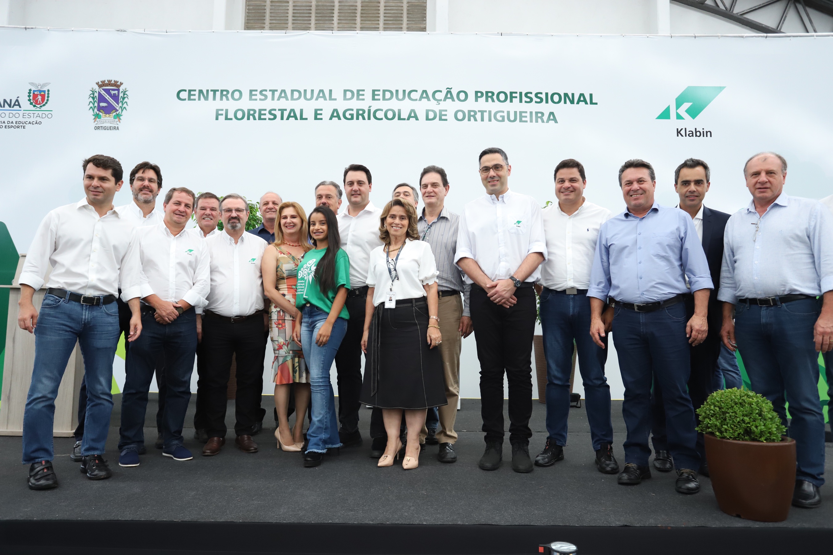 O governador Carlos Massa Ratinho Junior inaugurou nesta sexta-feira (31) a primeira escola técnica de operação florestal do Brasil, em Ortigueira, nos Campos Gerais. O Centro Estadual de Educação Profissional Florestal e Agrícola é fruto de uma parceria entre o Governo do Estado, a Klabin e a prefeitura. O investimento total foi de R$ 35 milhões, sendo R$ 12 milhões repassados pela Secretaria da Educação e do Esporte. Foto: José Fernando Ogura/AEN
