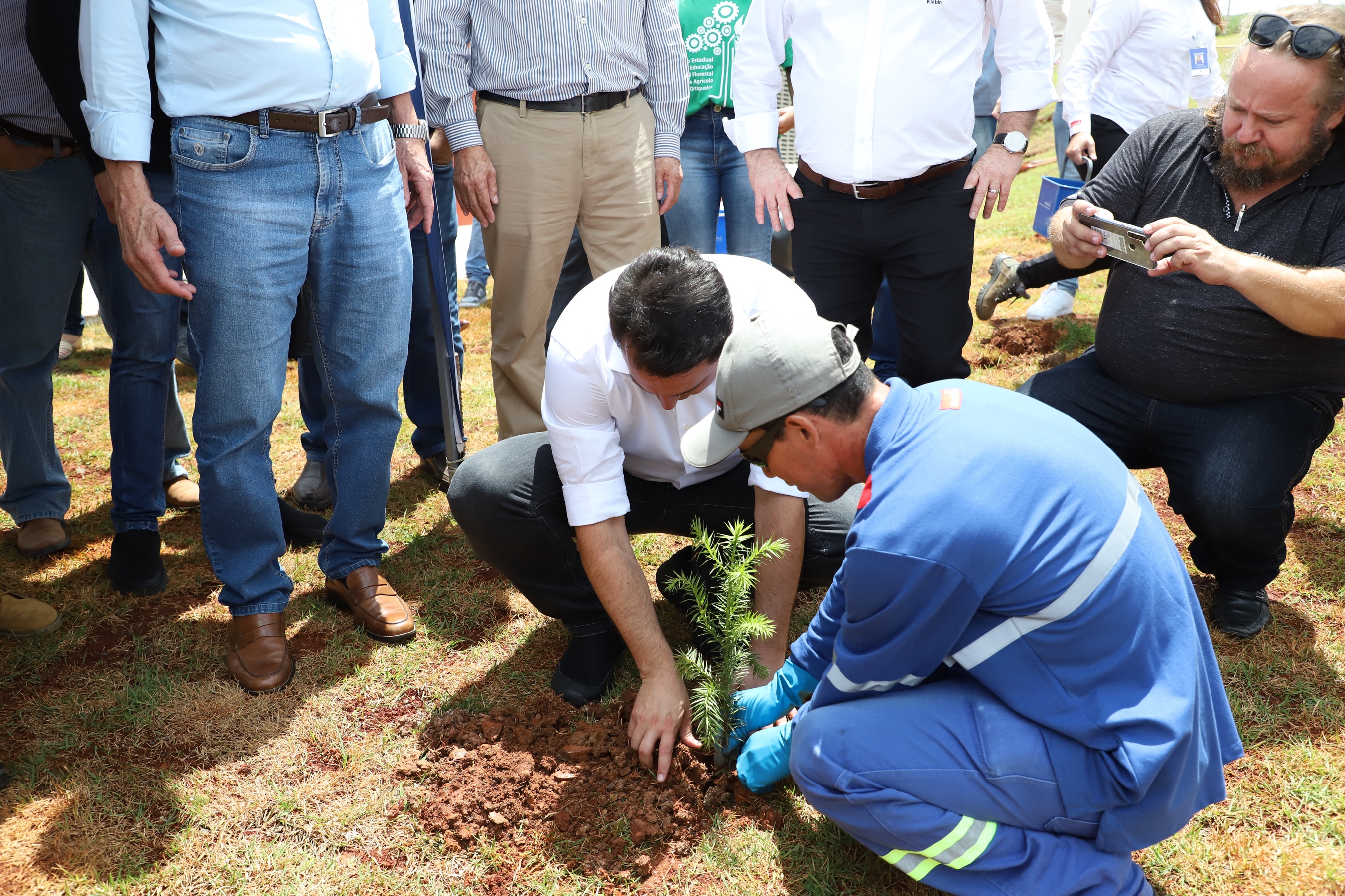 O governador Carlos Massa Ratinho Junior inaugurou nesta sexta-feira (31) a primeira escola técnica de operação florestal do Brasil, em Ortigueira, nos Campos Gerais. O Centro Estadual de Educação Profissional Florestal e Agrícola é fruto de uma parceria entre o Governo do Estado, a Klabin e a prefeitura. O investimento total foi de R$ 35 milhões, sendo R$ 12 milhões repassados pela Secretaria da Educação e do Esporte. Foto: José Fernando Ogura/AEN