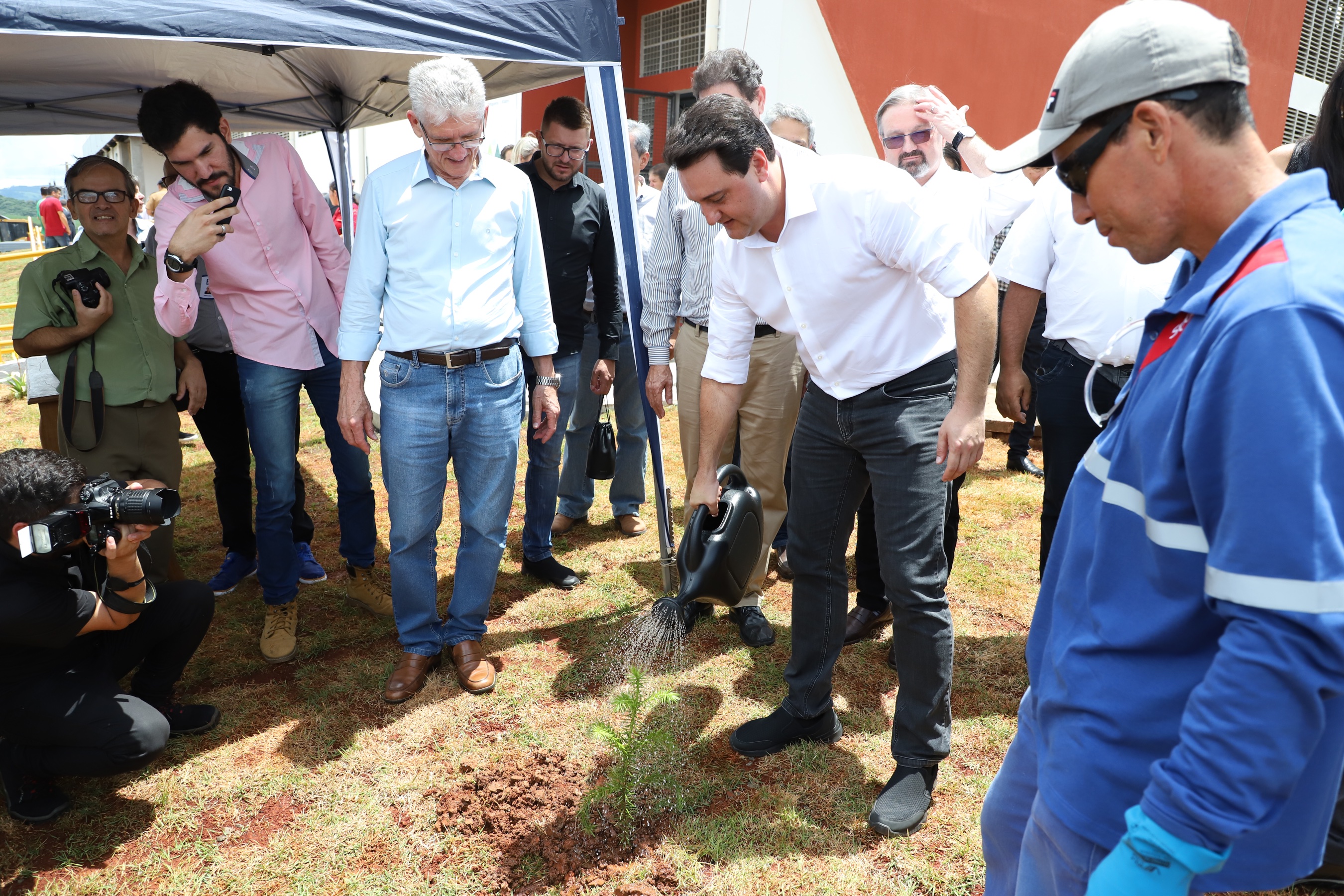 O governador Carlos Massa Ratinho Junior inaugurou nesta sexta-feira (31) a primeira escola técnica de operação florestal do Brasil, em Ortigueira, nos Campos Gerais. O Centro Estadual de Educação Profissional Florestal e Agrícola é fruto de uma parceria entre o Governo do Estado, a Klabin e a prefeitura. O investimento total foi de R$ 35 milhões, sendo R$ 12 milhões repassados pela Secretaria da Educação e do Esporte. Foto: José Fernando Ogura/AEN