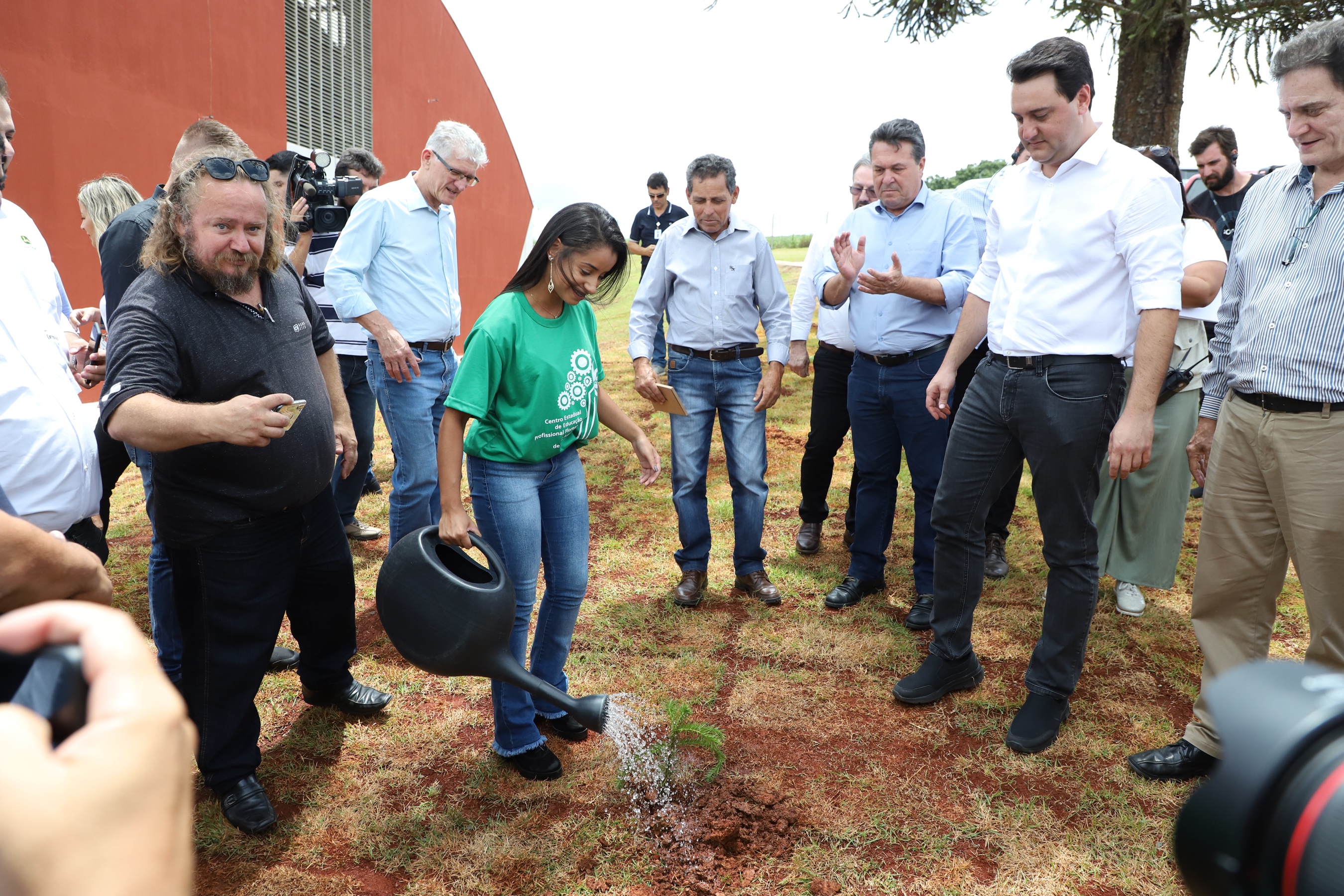 O governador Carlos Massa Ratinho Junior inaugurou nesta sexta-feira (31) a primeira escola técnica de operação florestal do Brasil, em Ortigueira, nos Campos Gerais. O Centro Estadual de Educação Profissional Florestal e Agrícola é fruto de uma parceria entre o Governo do Estado, a Klabin e a prefeitura. O investimento total foi de R$ 35 milhões, sendo R$ 12 milhões repassados pela Secretaria da Educação e do Esporte. Foto: José Fernando Ogura/AEN