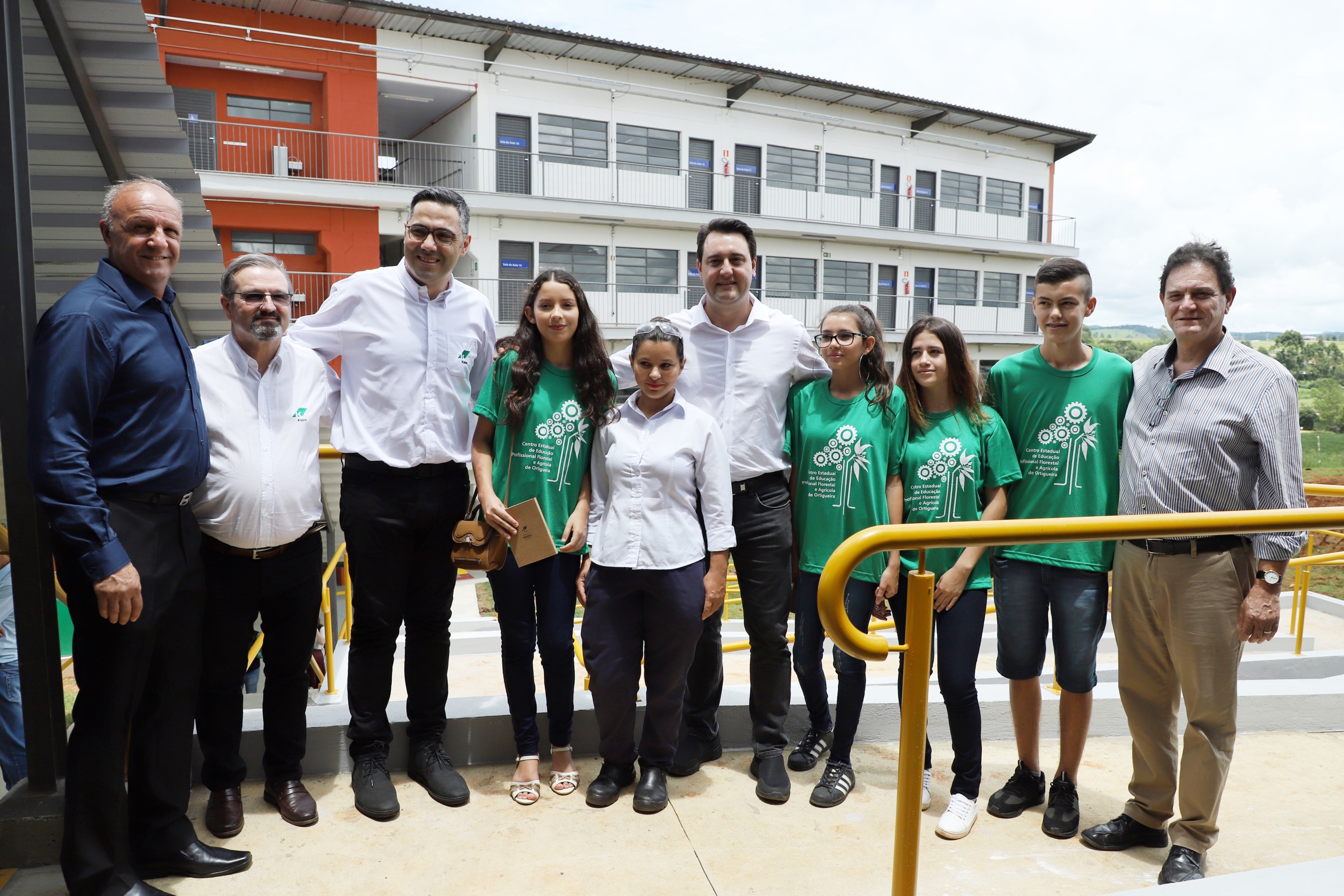 O governador Carlos Massa Ratinho Junior inaugurou nesta sexta-feira (31) a primeira escola técnica de operação florestal do Brasil, em Ortigueira, nos Campos Gerais. O Centro Estadual de Educação Profissional Florestal e Agrícola é fruto de uma parceria entre o Governo do Estado, a Klabin e a prefeitura. O investimento total foi de R$ 35 milhões, sendo R$ 12 milhões repassados pela Secretaria da Educação e do Esporte. Foto: José Fernando Ogura/AEN