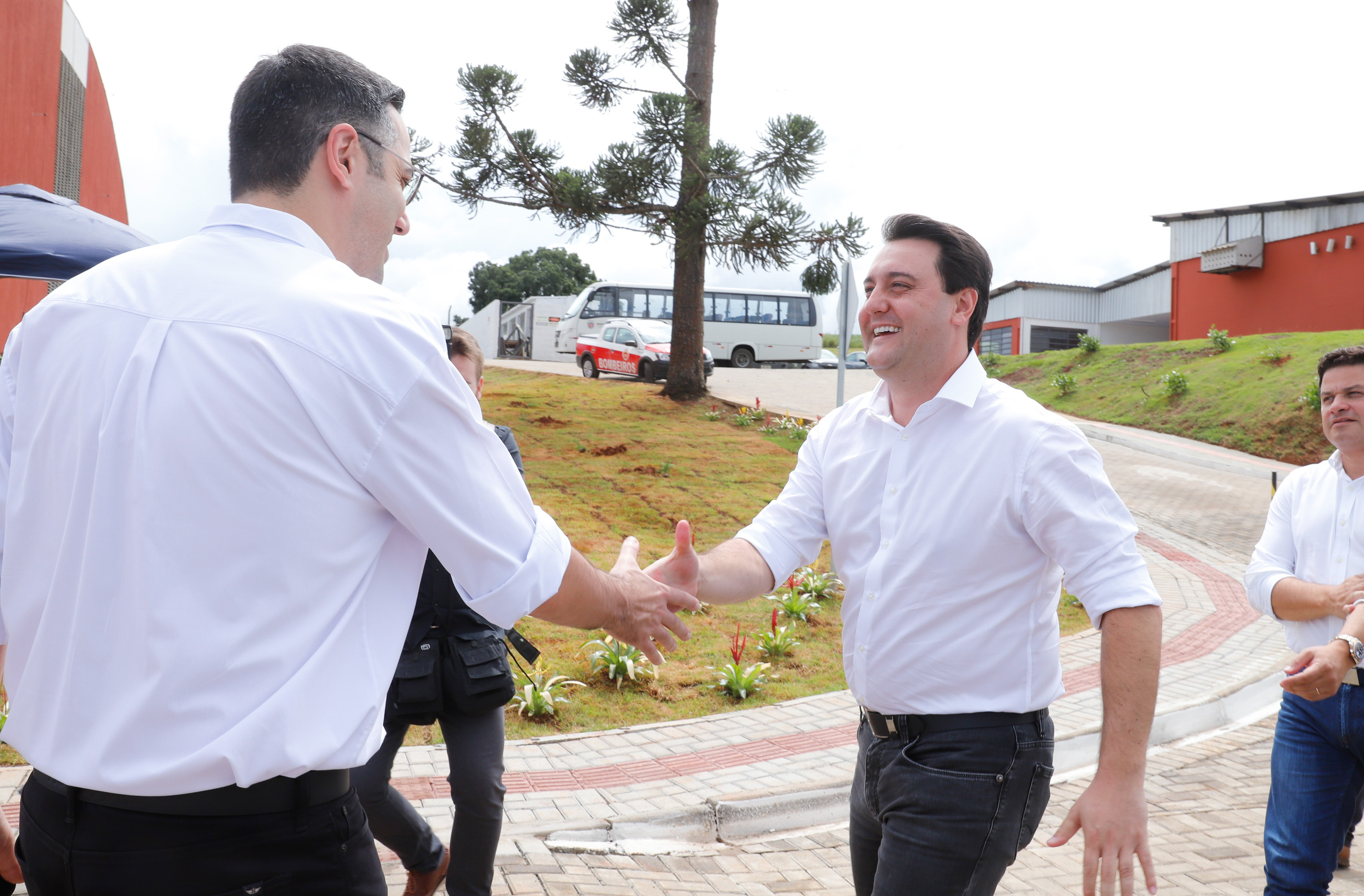 O governador Carlos Massa Ratinho Junior inaugurou nesta sexta-feira (31) a primeira escola técnica de operação florestal do Brasil, em Ortigueira, nos Campos Gerais. O Centro Estadual de Educação Profissional Florestal e Agrícola é fruto de uma parceria entre o Governo do Estado, a Klabin e a prefeitura. O investimento total foi de R$ 35 milhões, sendo R$ 12 milhões repassados pela Secretaria da Educação e do Esporte.