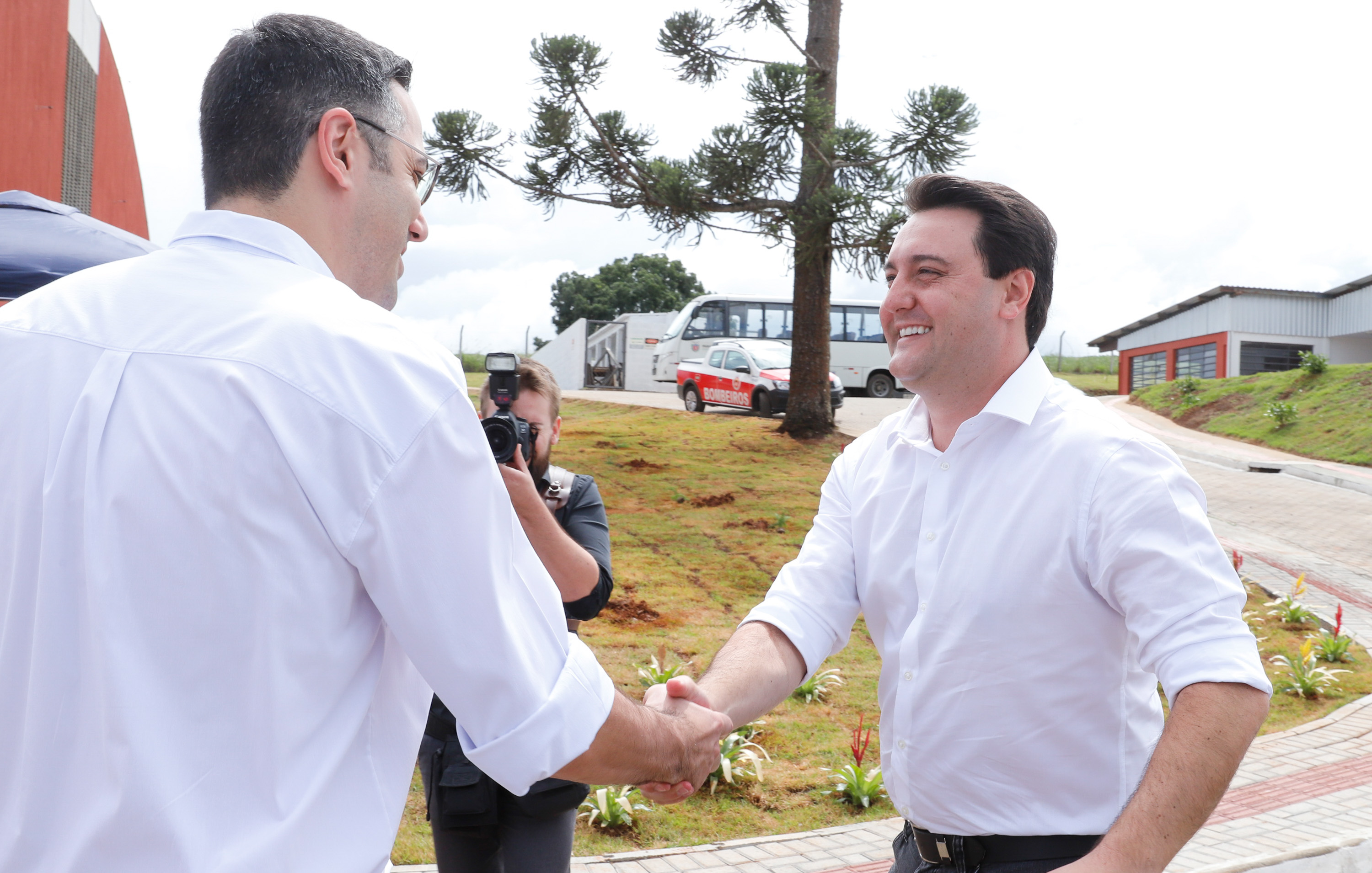 O governador Carlos Massa Ratinho Junior inaugurou nesta sexta-feira (31) a primeira escola técnica de operação florestal do Brasil, em Ortigueira, nos Campos Gerais. O Centro Estadual de Educação Profissional Florestal e Agrícola é fruto de uma parceria entre o Governo do Estado, a Klabin e a prefeitura. O investimento total foi de R$ 35 milhões, sendo R$ 12 milhões repassados pela Secretaria da Educação e do Esporte.