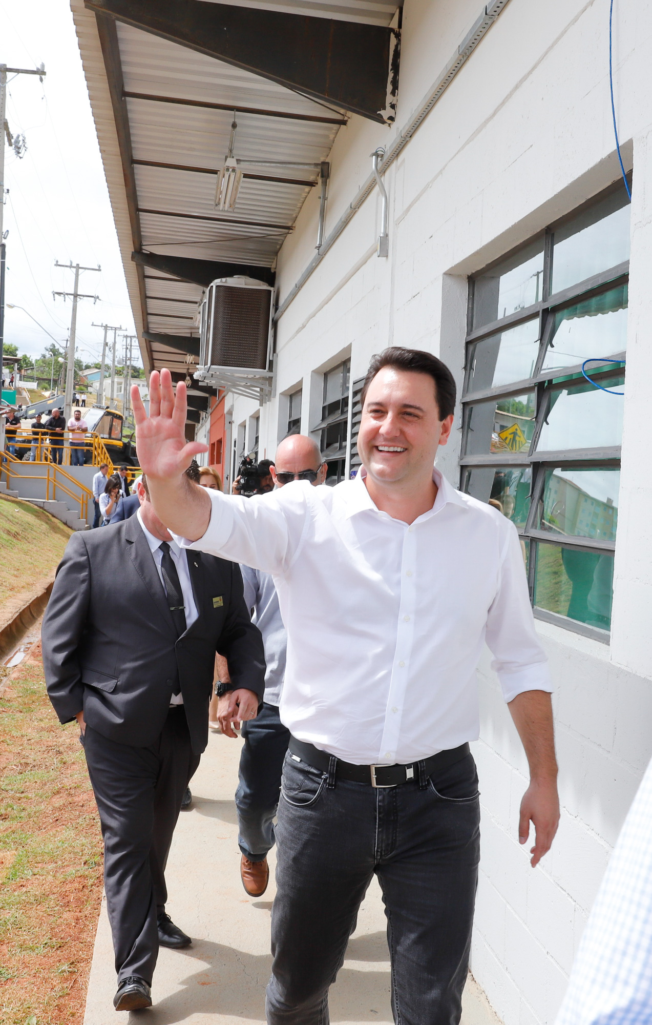 O governador Carlos Massa Ratinho Junior inaugurou nesta sexta-feira (31) a primeira escola técnica de operação florestal do Brasil, em Ortigueira, nos Campos Gerais. O Centro Estadual de Educação Profissional Florestal e Agrícola é fruto de uma parceria entre o Governo do Estado, a Klabin e a prefeitura. O investimento total foi de R$ 35 milhões, sendo R$ 12 milhões repassados pela Secretaria da Educação e do Esporte.