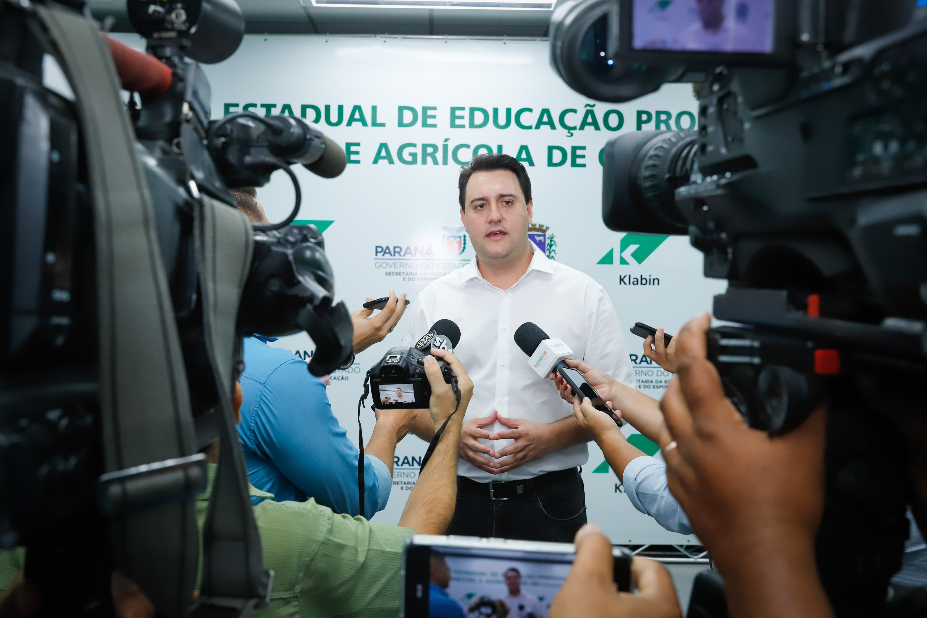 O governador Carlos Massa Ratinho Junior inaugurou nesta sexta-feira (31) a primeira escola técnica de operação florestal do Brasil, em Ortigueira, nos Campos Gerais. O Centro Estadual de Educação Profissional Florestal e Agrícola é fruto de uma parceria entre o Governo do Estado, a Klabin e a prefeitura. O investimento total foi de R$ 35 milhões, sendo R$ 12 milhões repassados pela Secretaria da Educação e do Esporte.
