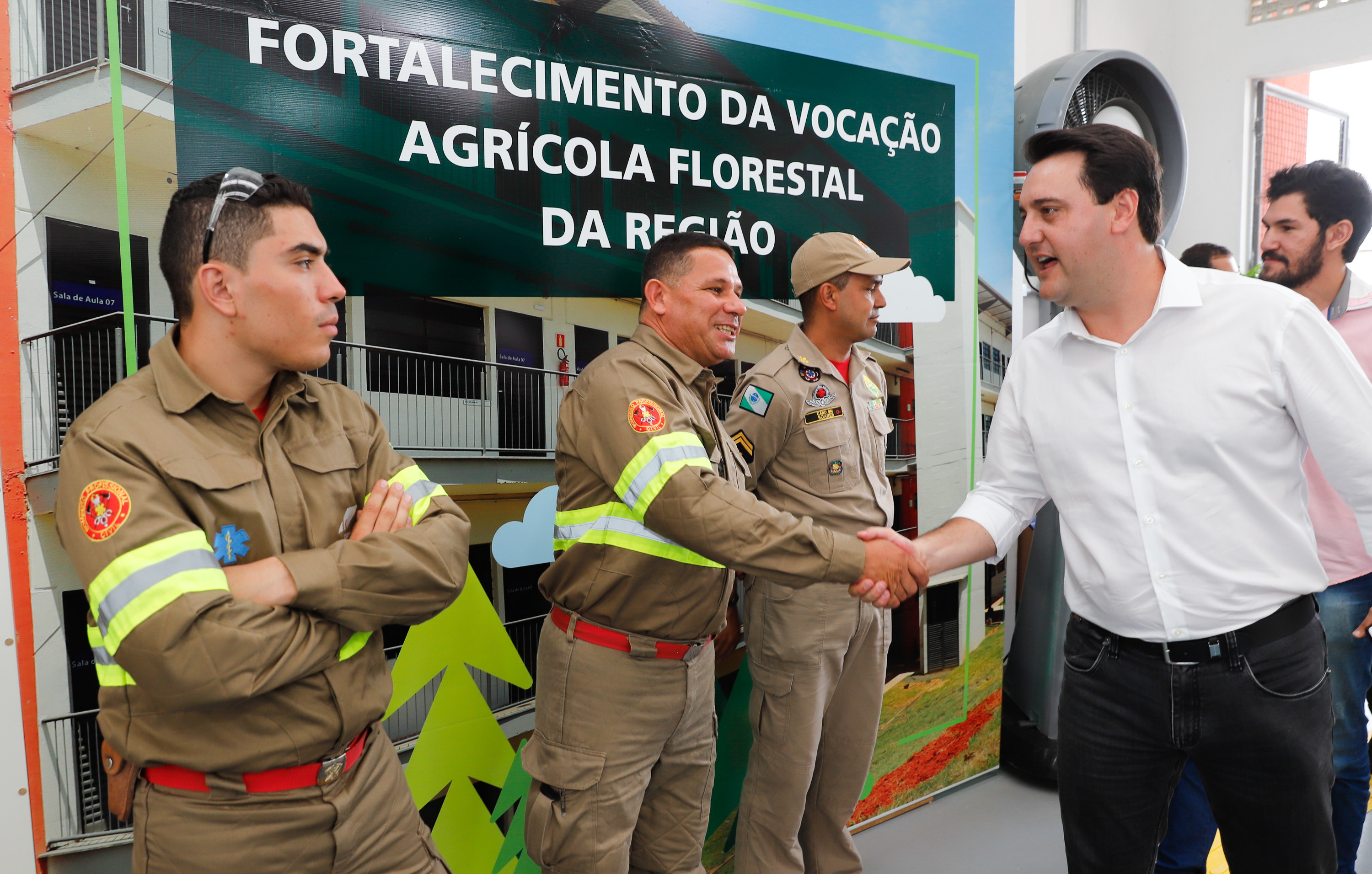 O governador Carlos Massa Ratinho Junior inaugurou nesta sexta-feira (31) a primeira escola técnica de operação florestal do Brasil, em Ortigueira, nos Campos Gerais. O Centro Estadual de Educação Profissional Florestal e Agrícola é fruto de uma parceria entre o Governo do Estado, a Klabin e a prefeitura. O investimento total foi de R$ 35 milhões, sendo R$ 12 milhões repassados pela Secretaria da Educação e do Esporte.