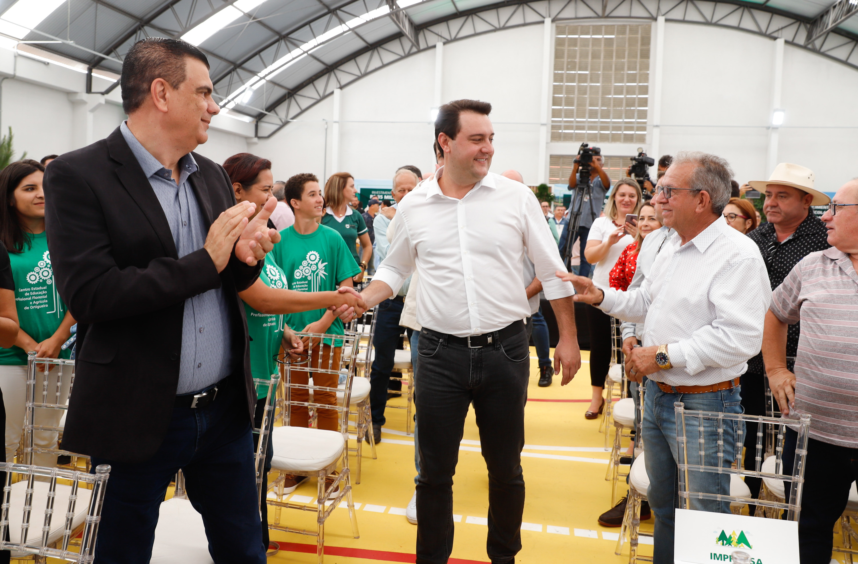 O governador Carlos Massa Ratinho Junior inaugurou nesta sexta-feira (31) a primeira escola técnica de operação florestal do Brasil, em Ortigueira, nos Campos Gerais. O Centro Estadual de Educação Profissional Florestal e Agrícola é fruto de uma parceria entre o Governo do Estado, a Klabin e a prefeitura. O investimento total foi de R$ 35 milhões, sendo R$ 12 milhões repassados pela Secretaria da Educação e do Esporte.