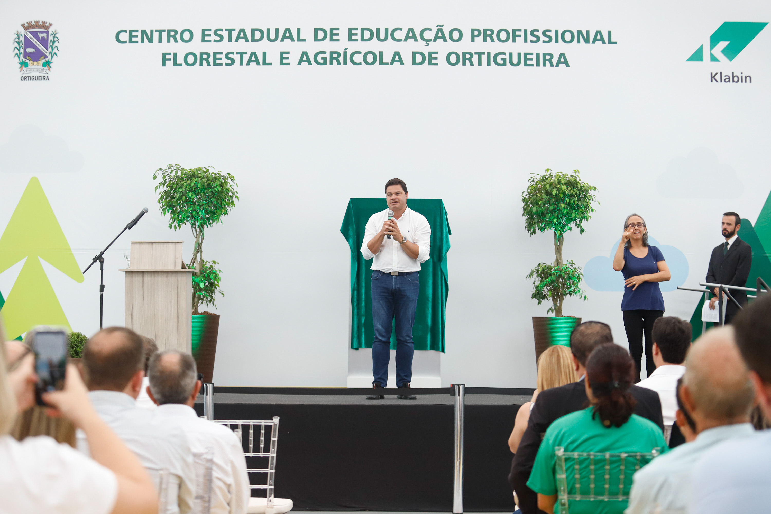 O governador Carlos Massa Ratinho Junior inaugurou nesta sexta-feira (31) a primeira escola técnica de operação florestal do Brasil, em Ortigueira, nos Campos Gerais. O Centro Estadual de Educação Profissional Florestal e Agrícola é fruto de uma parceria entre o Governo do Estado, a Klabin e a prefeitura. O investimento total foi de R$ 35 milhões, sendo R$ 12 milhões repassados pela Secretaria da Educação e do Esporte.