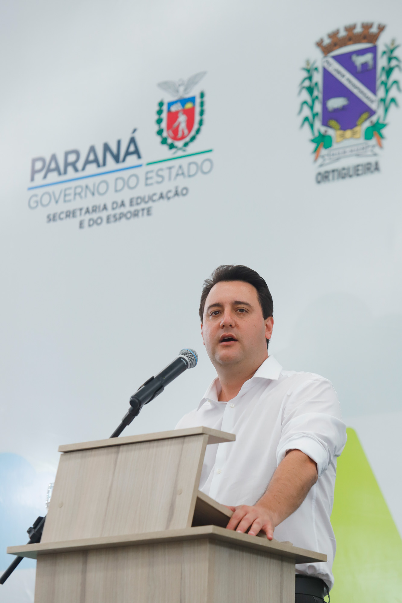 O governador Carlos Massa Ratinho Junior inaugurou nesta sexta-feira (31) a primeira escola técnica de operação florestal do Brasil, em Ortigueira, nos Campos Gerais. O Centro Estadual de Educação Profissional Florestal e Agrícola é fruto de uma parceria entre o Governo do Estado, a Klabin e a prefeitura. O investimento total foi de R$ 35 milhões, sendo R$ 12 milhões repassados pela Secretaria da Educação e do Esporte.