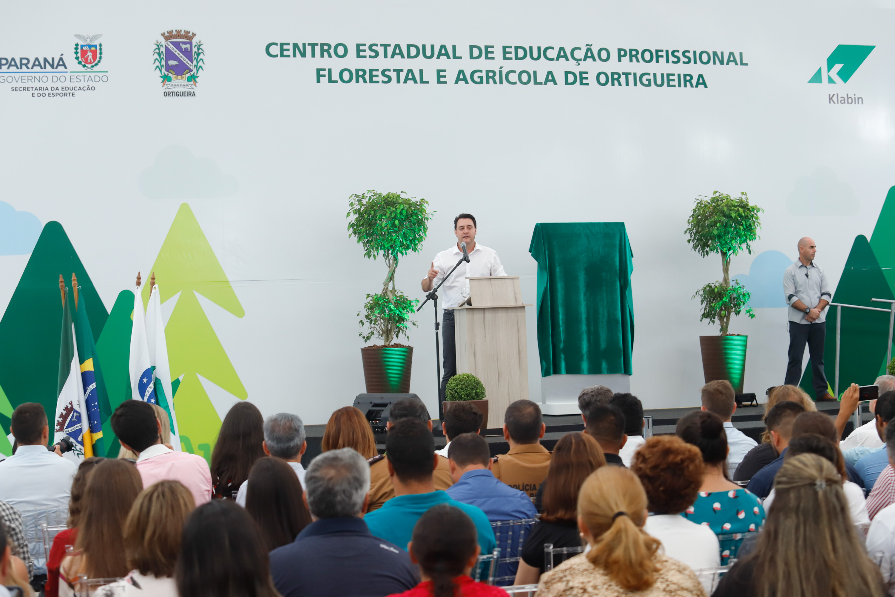 O governador Carlos Massa Ratinho Junior inaugurou nesta sexta-feira (31) a primeira escola técnica de operação florestal do Brasil, em Ortigueira, nos Campos Gerais. O Centro Estadual de Educação Profissional Florestal e Agrícola é fruto de uma parceria entre o Governo do Estado, a Klabin e a prefeitura. O investimento total foi de R$ 35 milhões, sendo R$ 12 milhões repassados pela Secretaria da Educação e do Esporte.