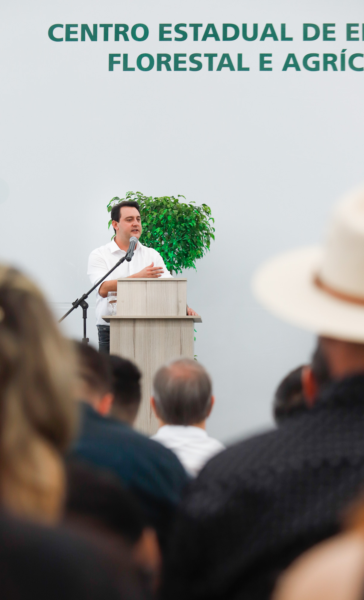 O governador Carlos Massa Ratinho Junior inaugurou nesta sexta-feira (31) a primeira escola técnica de operação florestal do Brasil, em Ortigueira, nos Campos Gerais. O Centro Estadual de Educação Profissional Florestal e Agrícola é fruto de uma parceria entre o Governo do Estado, a Klabin e a prefeitura. O investimento total foi de R$ 35 milhões, sendo R$ 12 milhões repassados pela Secretaria da Educação e do Esporte.