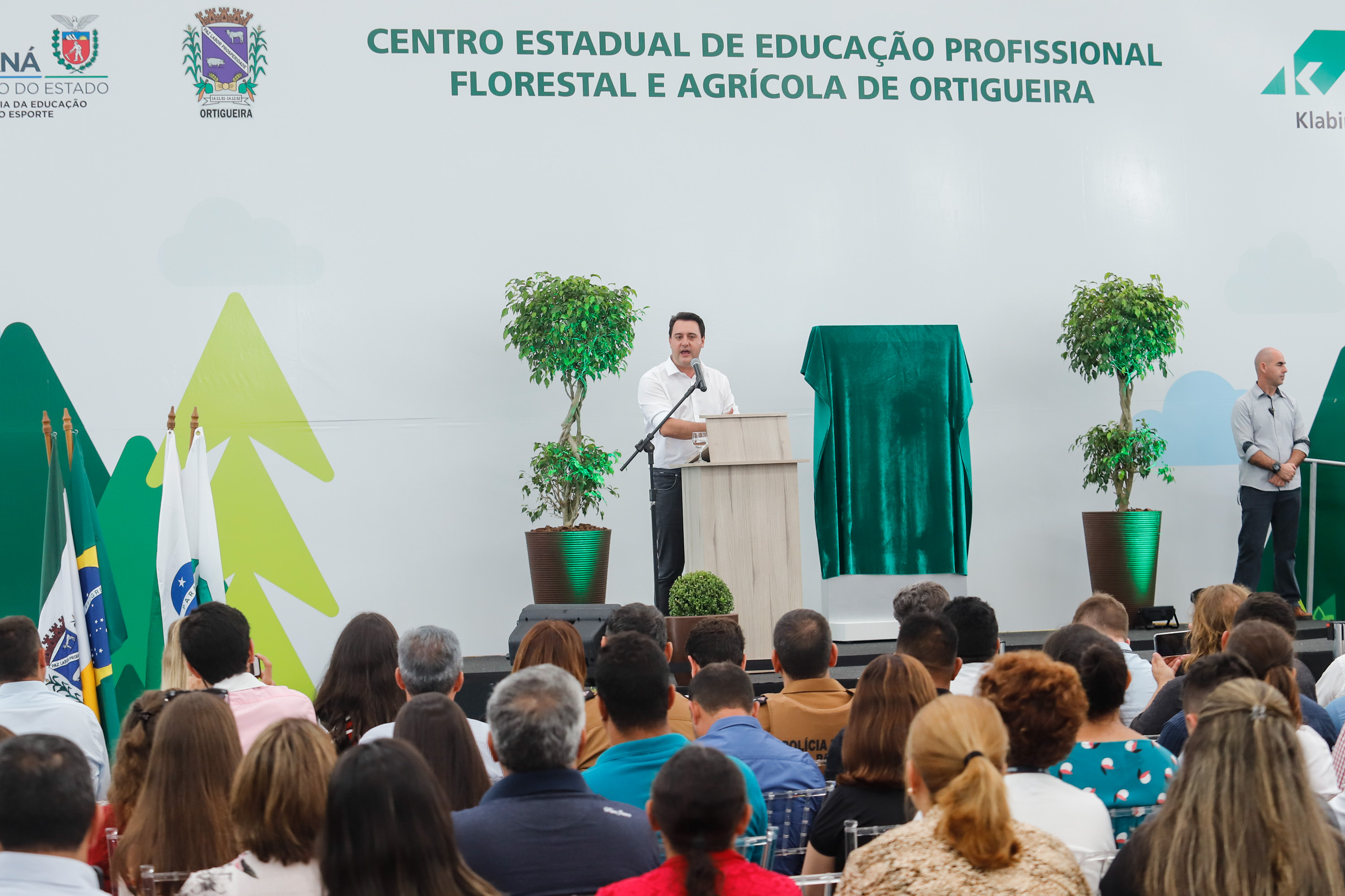 O governador Carlos Massa Ratinho Junior inaugurou nesta sexta-feira (31) a primeira escola técnica de operação florestal do Brasil, em Ortigueira, nos Campos Gerais. O Centro Estadual de Educação Profissional Florestal e Agrícola é fruto de uma parceria entre o Governo do Estado, a Klabin e a prefeitura. O investimento total foi de R$ 35 milhões, sendo R$ 12 milhões repassados pela Secretaria da Educação e do Esporte.
