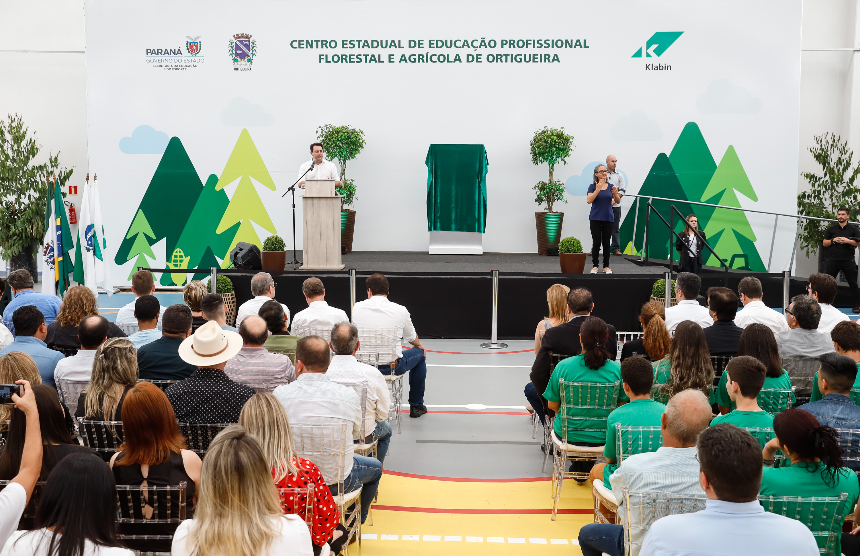 O governador Carlos Massa Ratinho Junior inaugurou nesta sexta-feira (31) a primeira escola técnica de operação florestal do Brasil, em Ortigueira, nos Campos Gerais. O Centro Estadual de Educação Profissional Florestal e Agrícola é fruto de uma parceria entre o Governo do Estado, a Klabin e a prefeitura. O investimento total foi de R$ 35 milhões, sendo R$ 12 milhões repassados pela Secretaria da Educação e do Esporte.
