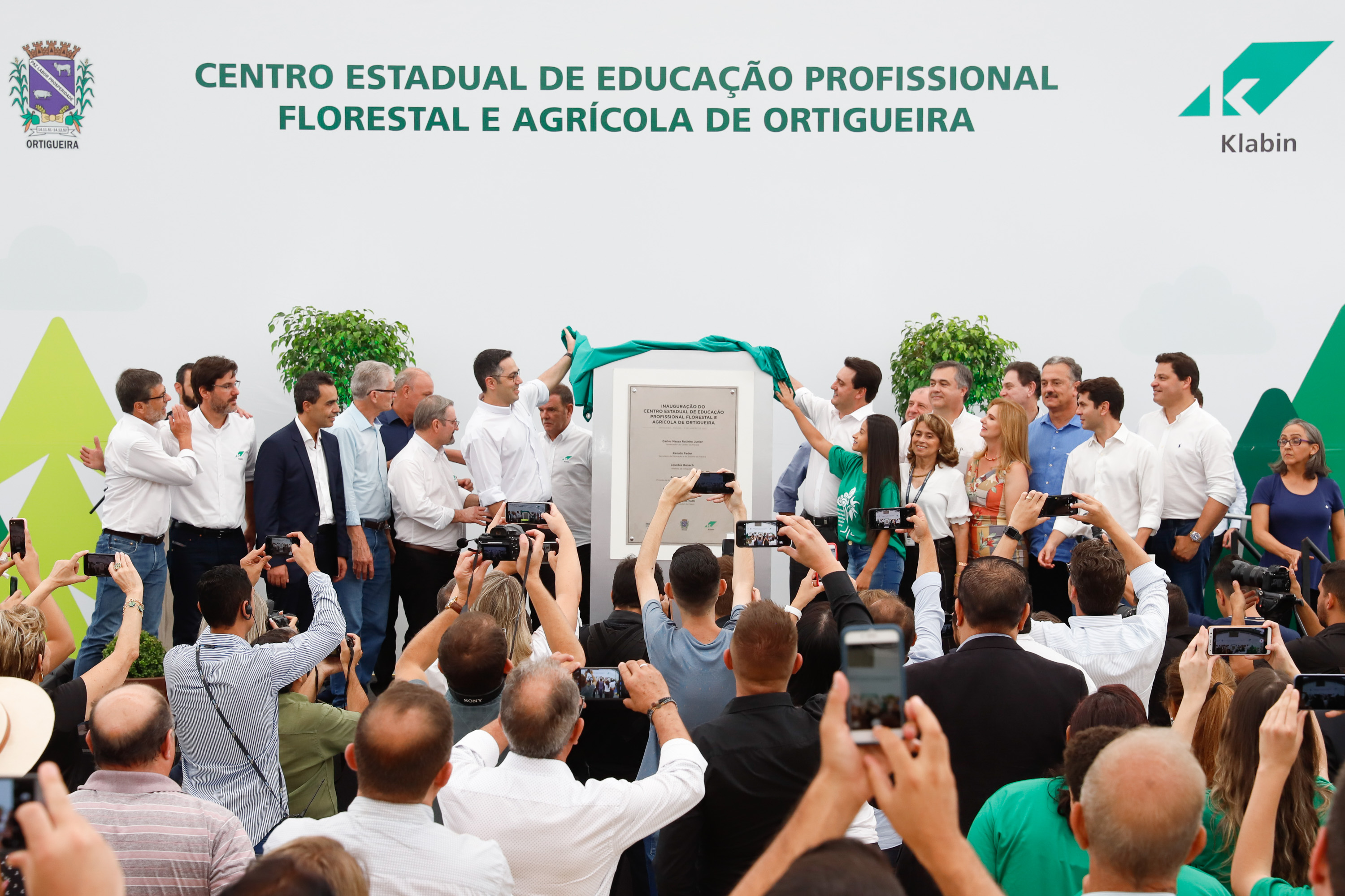 O governador Carlos Massa Ratinho Junior inaugurou nesta sexta-feira (31) a primeira escola técnica de operação florestal do Brasil, em Ortigueira, nos Campos Gerais. O Centro Estadual de Educação Profissional Florestal e Agrícola é fruto de uma parceria entre o Governo do Estado, a Klabin e a prefeitura. O investimento total foi de R$ 35 milhões, sendo R$ 12 milhões repassados pela Secretaria da Educação e do Esporte.