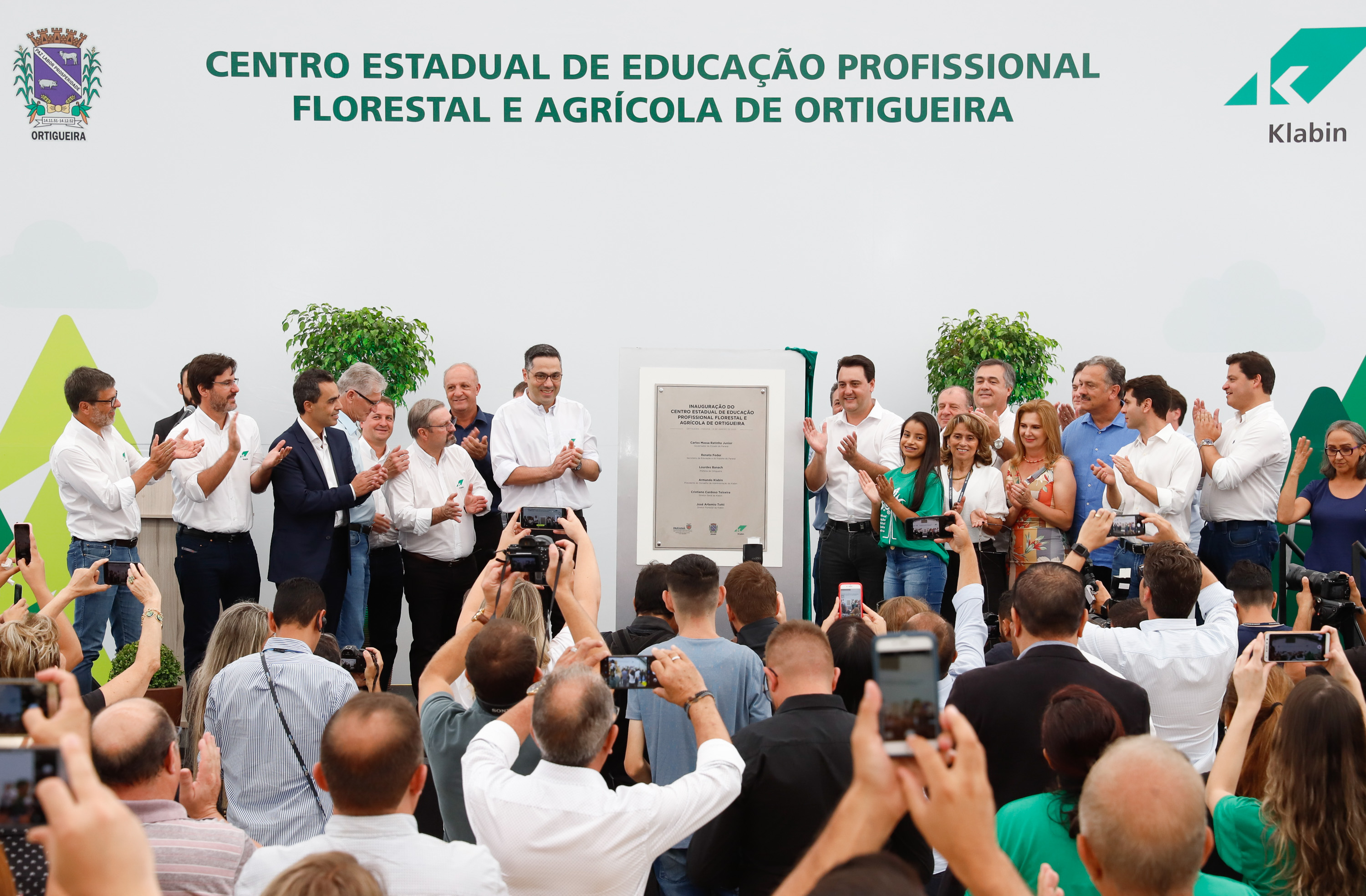 O governador Carlos Massa Ratinho Junior inaugurou nesta sexta-feira (31) a primeira escola técnica de operação florestal do Brasil, em Ortigueira, nos Campos Gerais. O Centro Estadual de Educação Profissional Florestal e Agrícola é fruto de uma parceria entre o Governo do Estado, a Klabin e a prefeitura. O investimento total foi de R$ 35 milhões, sendo R$ 12 milhões repassados pela Secretaria da Educação e do Esporte.