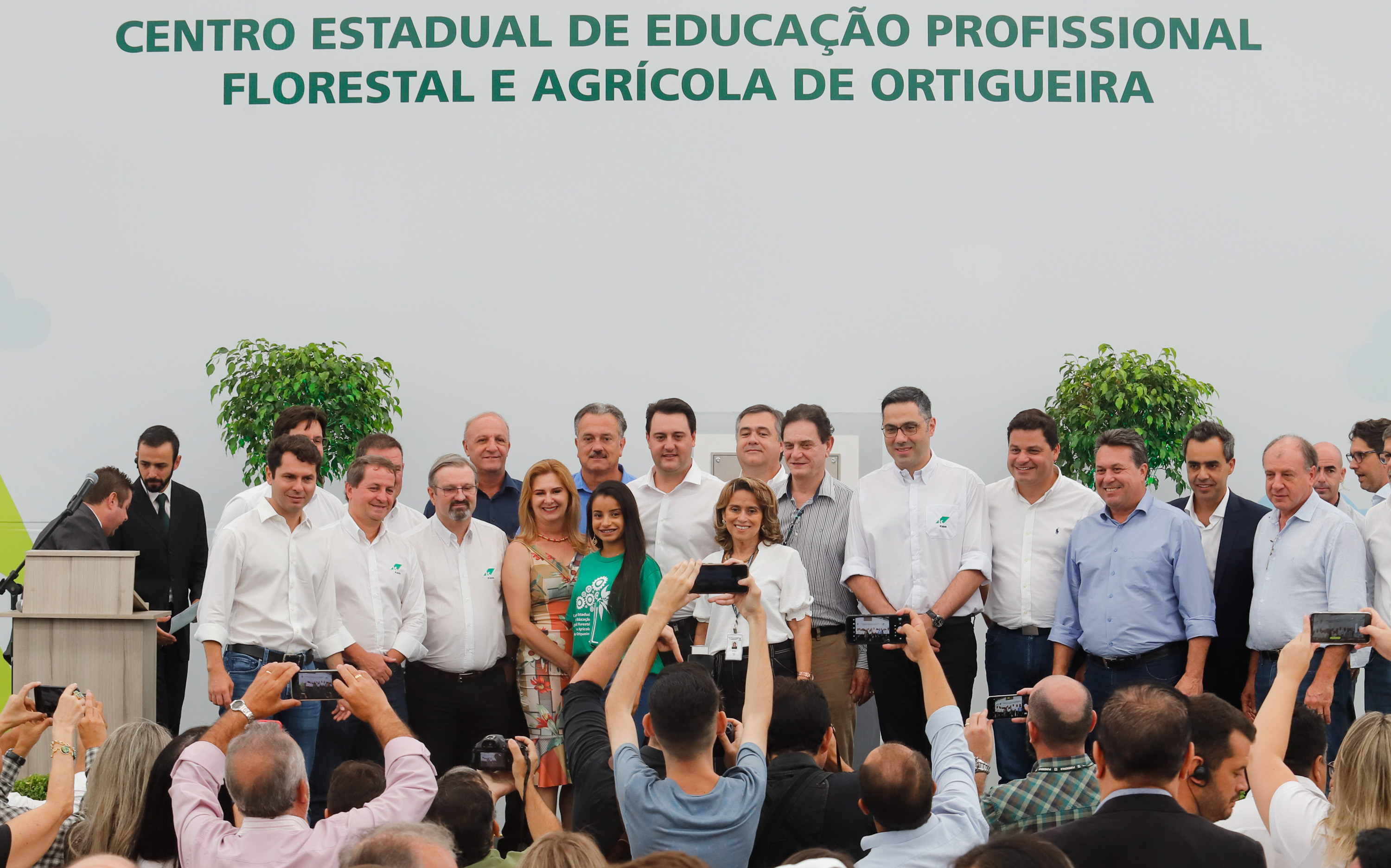 O governador Carlos Massa Ratinho Junior inaugurou nesta sexta-feira (31) a primeira escola técnica de operação florestal do Brasil, em Ortigueira, nos Campos Gerais. O Centro Estadual de Educação Profissional Florestal e Agrícola é fruto de uma parceria entre o Governo do Estado, a Klabin e a prefeitura. O investimento total foi de R$ 35 milhões, sendo R$ 12 milhões repassados pela Secretaria da Educação e do Esporte.
