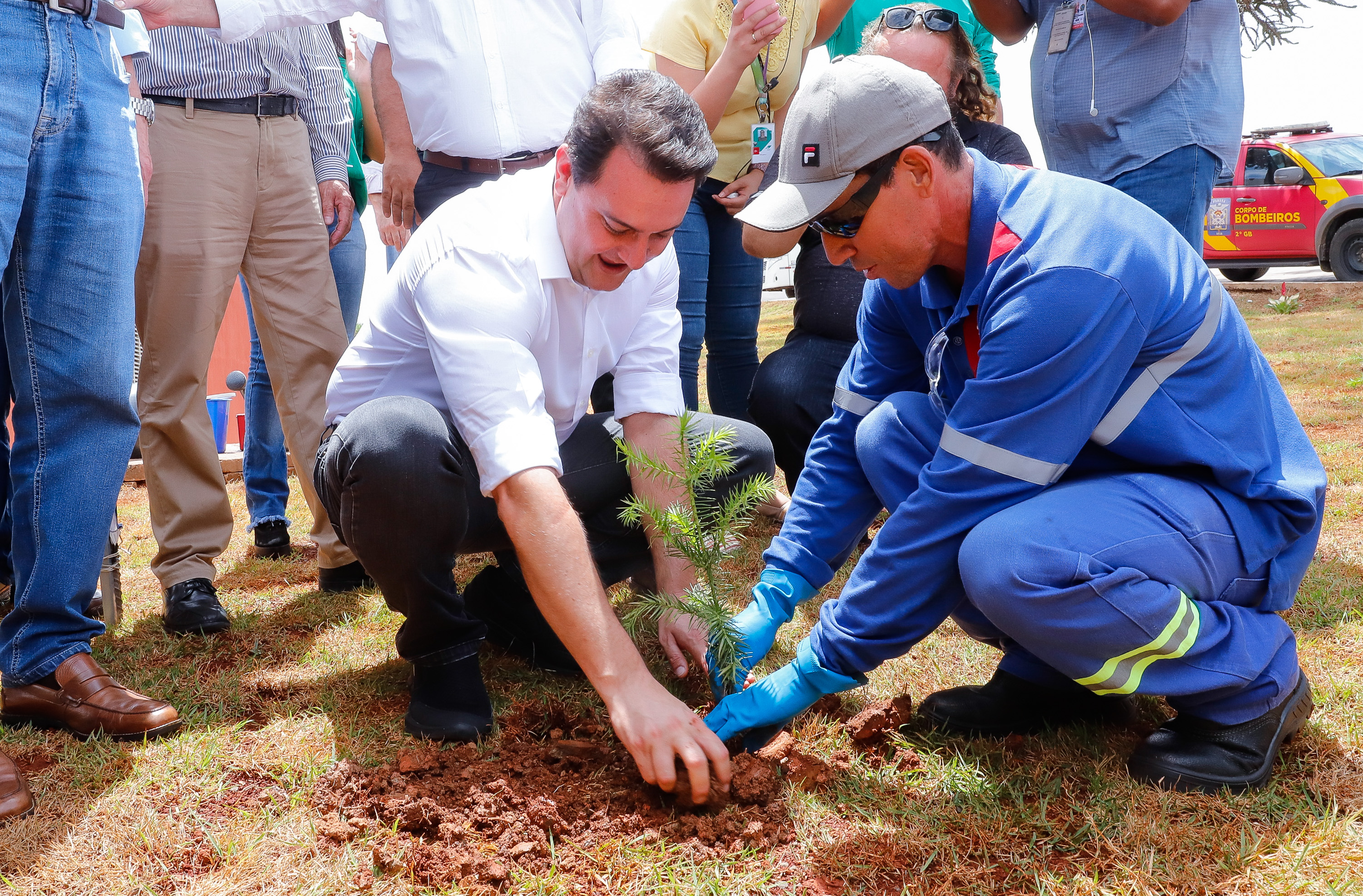 O governador Carlos Massa Ratinho Junior inaugurou nesta sexta-feira (31) a primeira escola técnica de operação florestal do Brasil, em Ortigueira, nos Campos Gerais. O Centro Estadual de Educação Profissional Florestal e Agrícola é fruto de uma parceria entre o Governo do Estado, a Klabin e a prefeitura. O investimento total foi de R$ 35 milhões, sendo R$ 12 milhões repassados pela Secretaria da Educação e do Esporte.