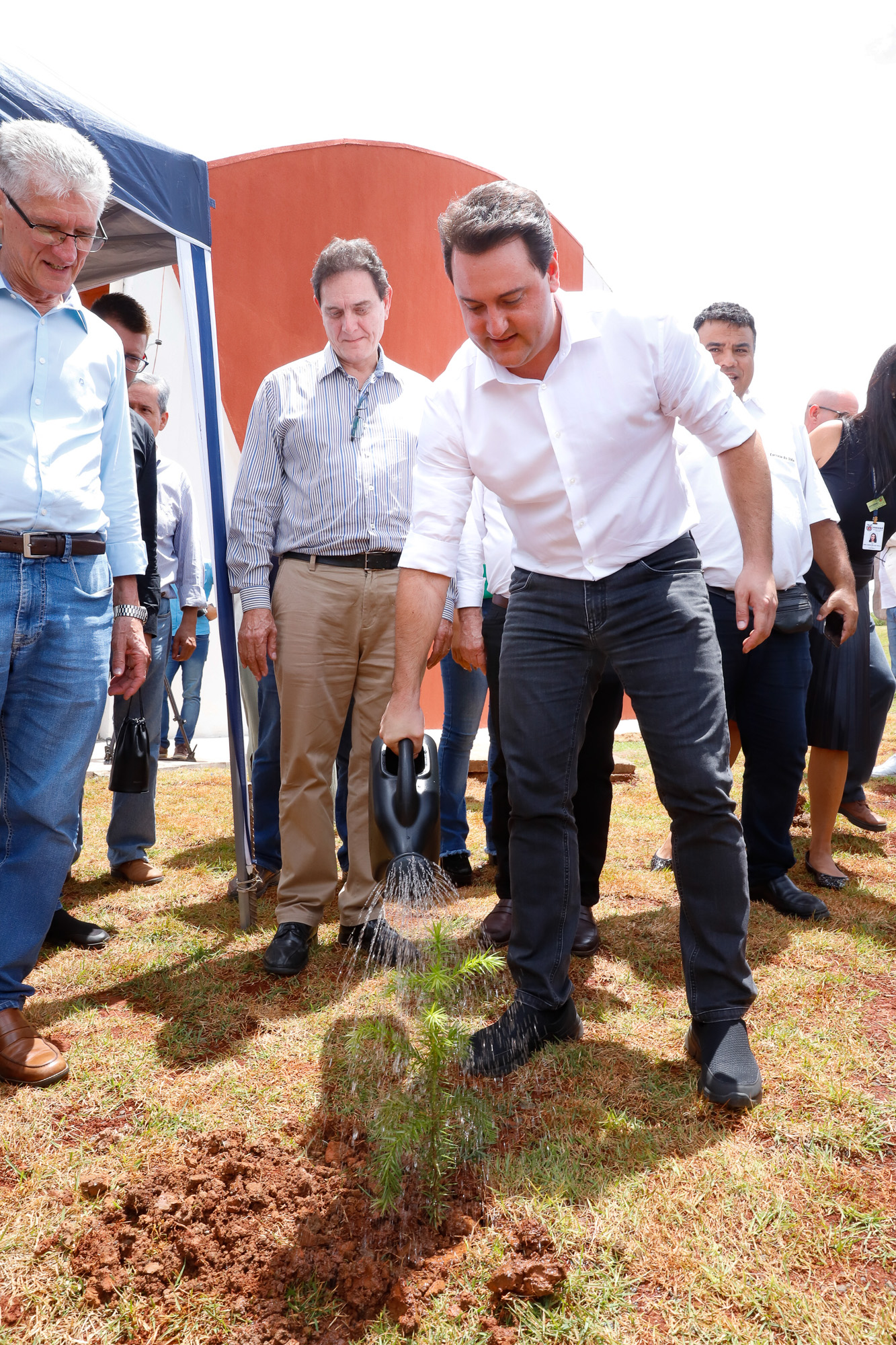 O governador Carlos Massa Ratinho Junior inaugurou nesta sexta-feira (31) a primeira escola técnica de operação florestal do Brasil, em Ortigueira, nos Campos Gerais. O Centro Estadual de Educação Profissional Florestal e Agrícola é fruto de uma parceria entre o Governo do Estado, a Klabin e a prefeitura. O investimento total foi de R$ 35 milhões, sendo R$ 12 milhões repassados pela Secretaria da Educação e do Esporte.