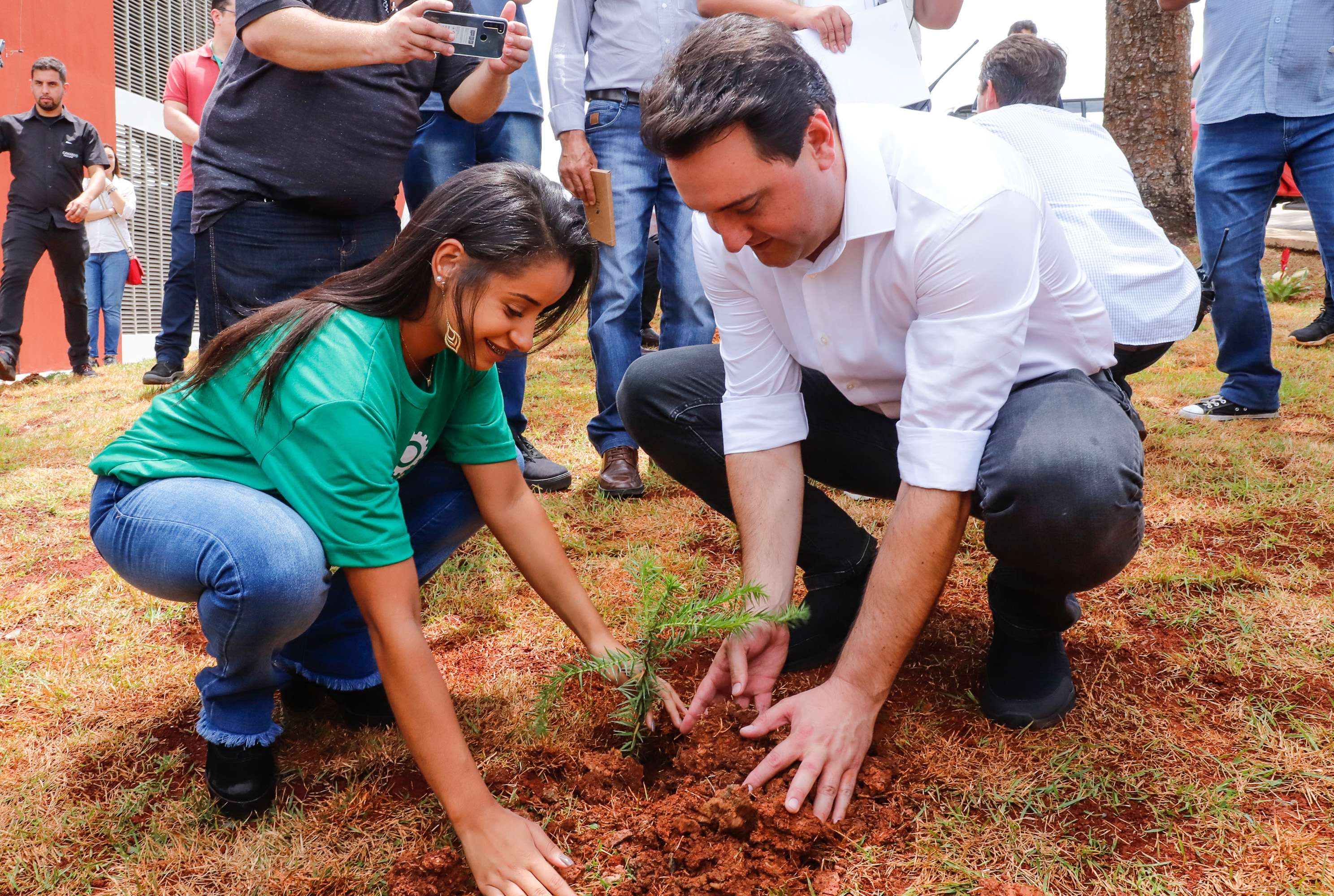 O governador Carlos Massa Ratinho Junior inaugurou nesta sexta-feira (31) a primeira escola técnica de operação florestal do Brasil, em Ortigueira, nos Campos Gerais. O Centro Estadual de Educação Profissional Florestal e Agrícola é fruto de uma parceria entre o Governo do Estado, a Klabin e a prefeitura. O investimento total foi de R$ 35 milhões, sendo R$ 12 milhões repassados pela Secretaria da Educação e do Esporte.