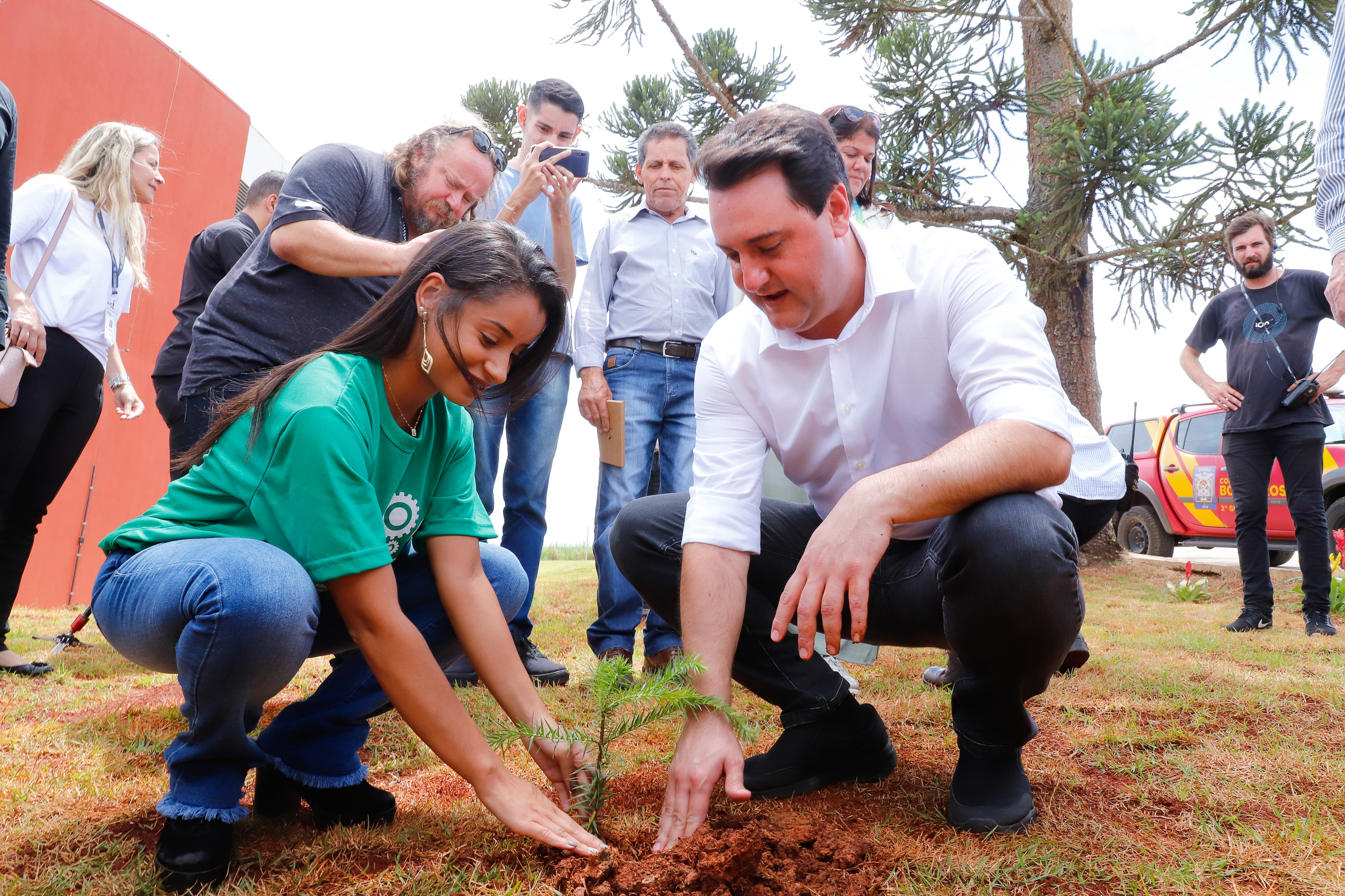 O governador Carlos Massa Ratinho Junior inaugurou nesta sexta-feira (31) a primeira escola técnica de operação florestal do Brasil, em Ortigueira, nos Campos Gerais. O Centro Estadual de Educação Profissional Florestal e Agrícola é fruto de uma parceria entre o Governo do Estado, a Klabin e a prefeitura. O investimento total foi de R$ 35 milhões, sendo R$ 12 milhões repassados pela Secretaria da Educação e do Esporte.