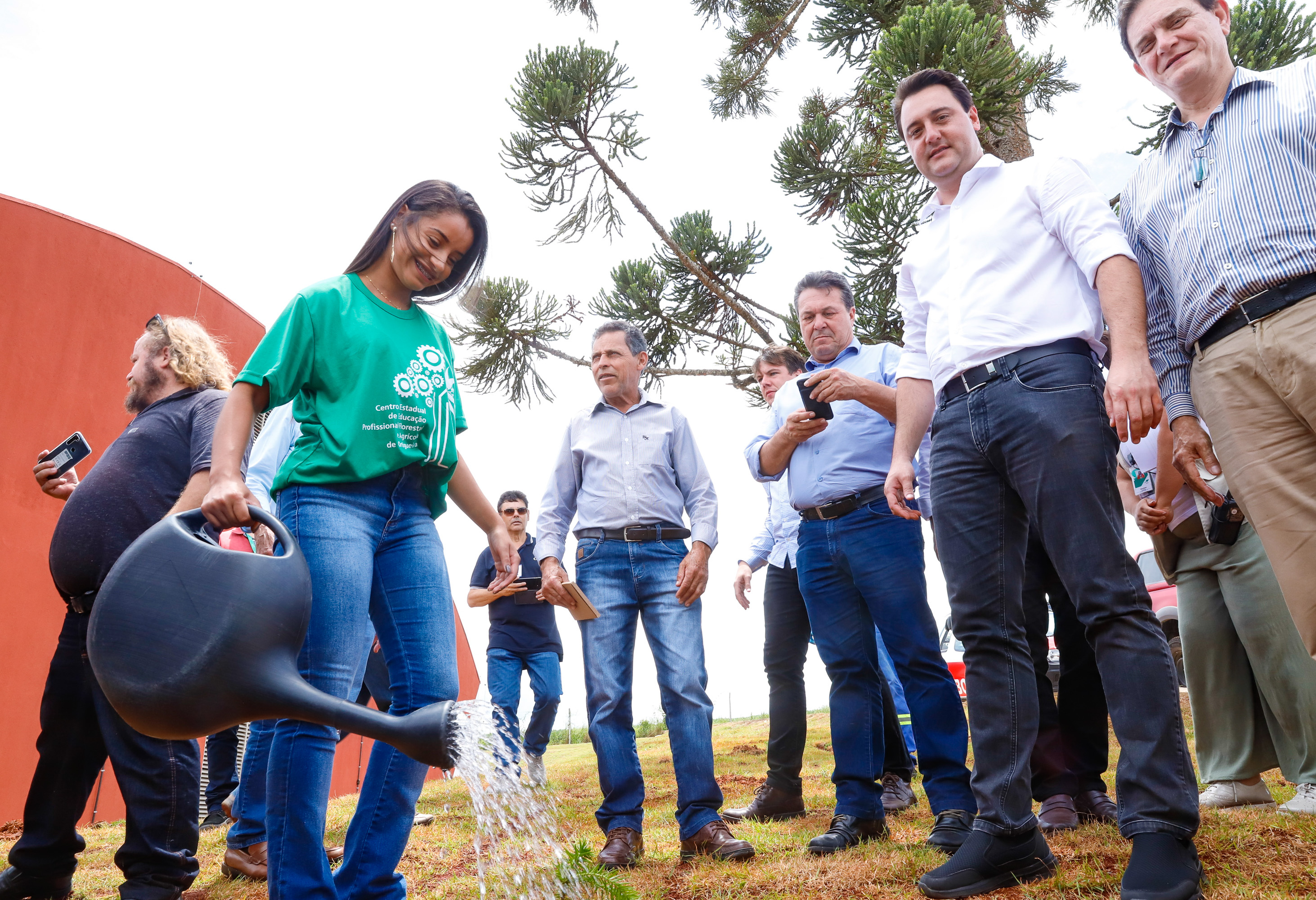 O governador Carlos Massa Ratinho Junior inaugurou nesta sexta-feira (31) a primeira escola técnica de operação florestal do Brasil, em Ortigueira, nos Campos Gerais. O Centro Estadual de Educação Profissional Florestal e Agrícola é fruto de uma parceria entre o Governo do Estado, a Klabin e a prefeitura. O investimento total foi de R$ 35 milhões, sendo R$ 12 milhões repassados pela Secretaria da Educação e do Esporte.