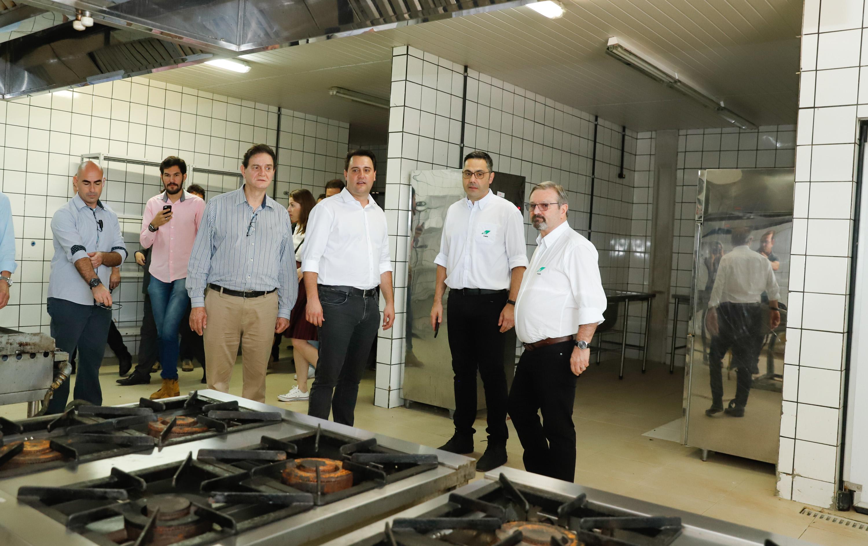 O governador Carlos Massa Ratinho Junior inaugurou nesta sexta-feira (31) a primeira escola técnica de operação florestal do Brasil, em Ortigueira, nos Campos Gerais. O Centro Estadual de Educação Profissional Florestal e Agrícola é fruto de uma parceria entre o Governo do Estado, a Klabin e a prefeitura. O investimento total foi de R$ 35 milhões, sendo R$ 12 milhões repassados pela Secretaria da Educação e do Esporte.