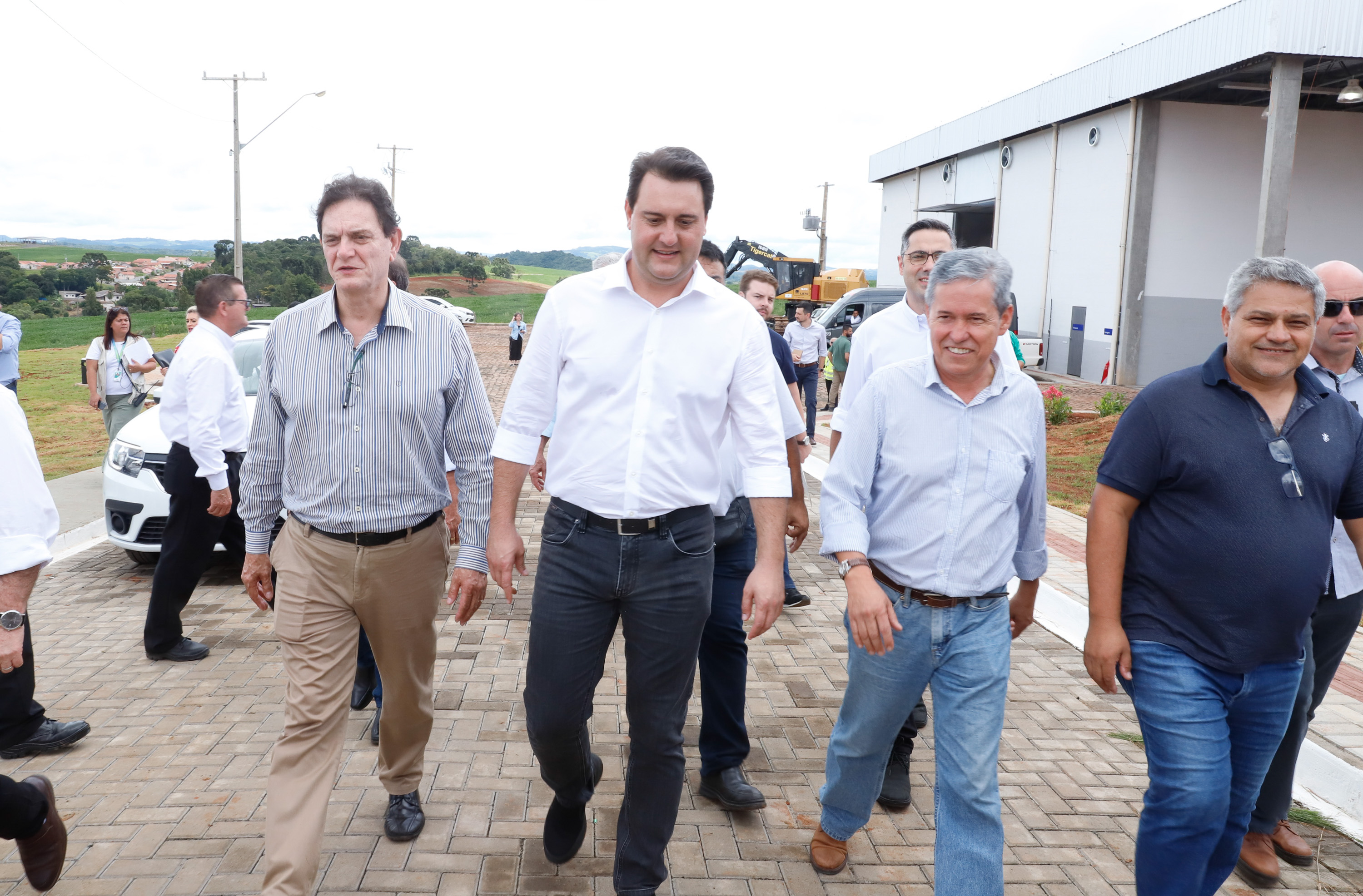O governador Carlos Massa Ratinho Junior inaugurou nesta sexta-feira (31) a primeira escola técnica de operação florestal do Brasil, em Ortigueira, nos Campos Gerais. O Centro Estadual de Educação Profissional Florestal e Agrícola é fruto de uma parceria entre o Governo do Estado, a Klabin e a prefeitura. O investimento total foi de R$ 35 milhões, sendo R$ 12 milhões repassados pela Secretaria da Educação e do Esporte.