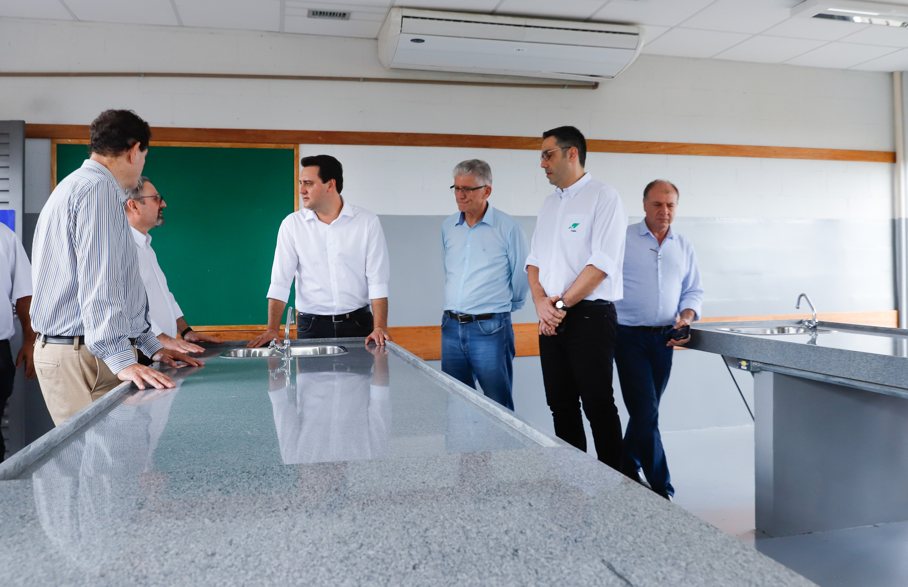 O governador Carlos Massa Ratinho Junior inaugurou nesta sexta-feira (31) a primeira escola técnica de operação florestal do Brasil, em Ortigueira, nos Campos Gerais. O Centro Estadual de Educação Profissional Florestal e Agrícola é fruto de uma parceria entre o Governo do Estado, a Klabin e a prefeitura. O investimento total foi de R$ 35 milhões, sendo R$ 12 milhões repassados pela Secretaria da Educação e do Esporte.