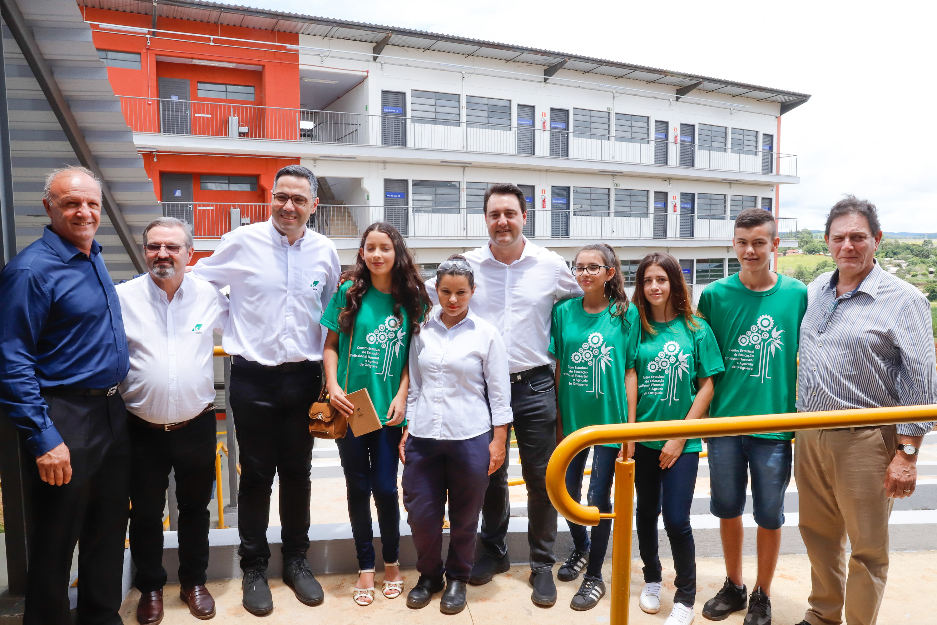 O governador Carlos Massa Ratinho Junior inaugurou nesta sexta-feira (31) a primeira escola técnica de operação florestal do Brasil, em Ortigueira, nos Campos Gerais. O Centro Estadual de Educação Profissional Florestal e Agrícola é fruto de uma parceria entre o Governo do Estado, a Klabin e a prefeitura. O investimento total foi de R$ 35 milhões, sendo R$ 12 milhões repassados pela Secretaria da Educação e do Esporte.