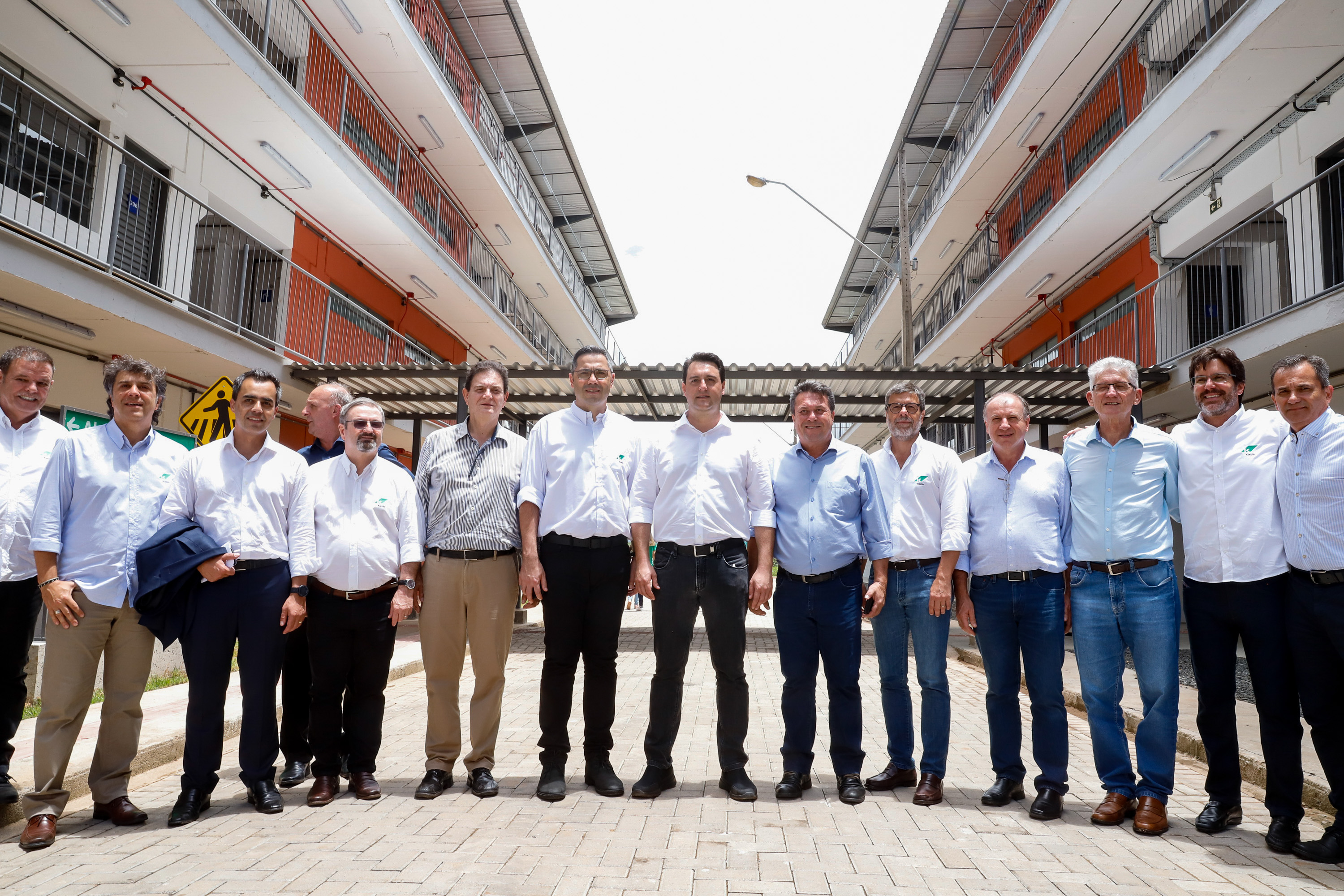 O governador Carlos Massa Ratinho Junior inaugurou nesta sexta-feira (31) a primeira escola técnica de operação florestal do Brasil, em Ortigueira, nos Campos Gerais. O Centro Estadual de Educação Profissional Florestal e Agrícola é fruto de uma parceria entre o Governo do Estado, a Klabin e a prefeitura. O investimento total foi de R$ 35 milhões, sendo R$ 12 milhões repassados pela Secretaria da Educação e do Esporte.