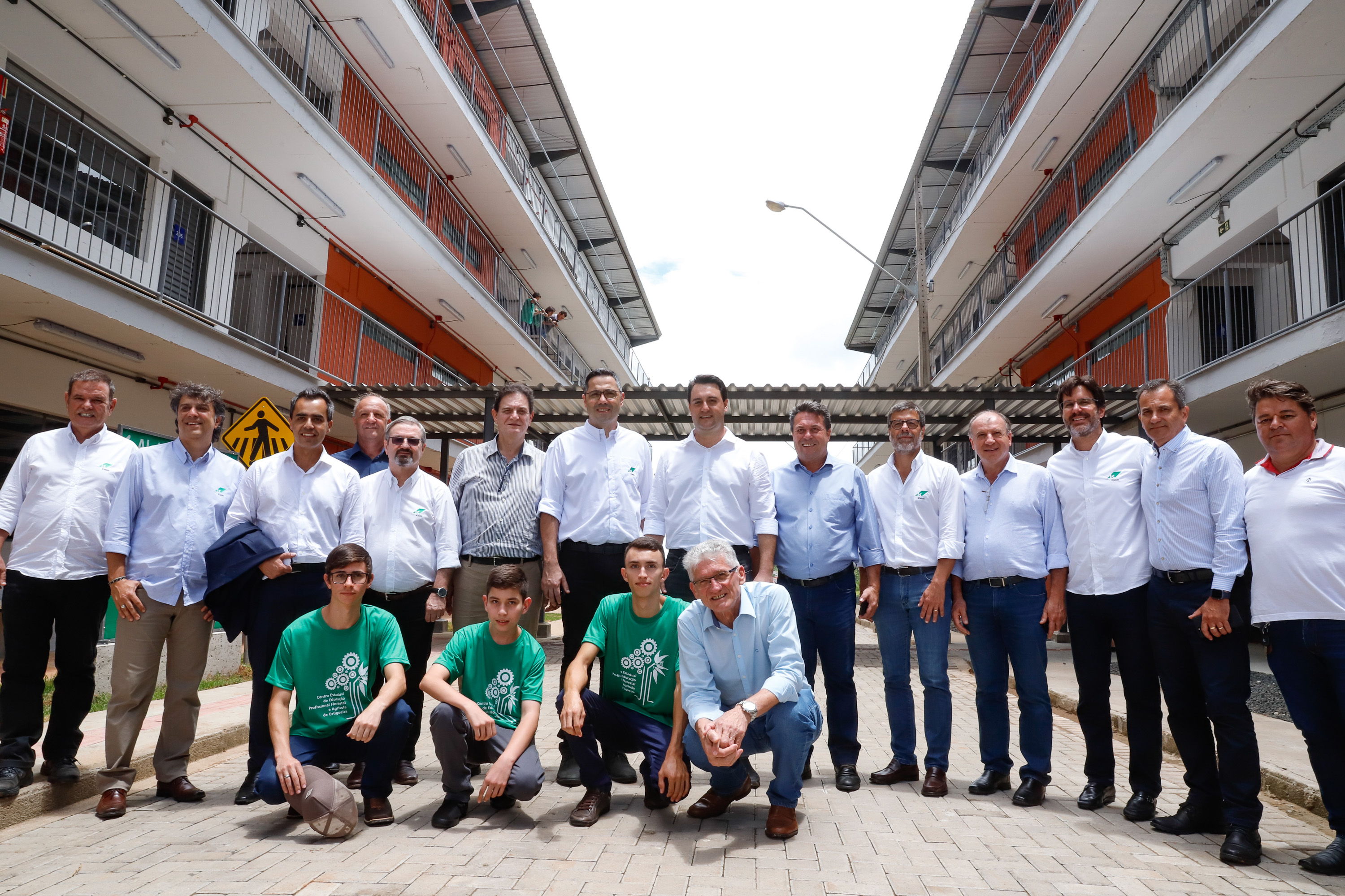 O governador Carlos Massa Ratinho Junior inaugurou nesta sexta-feira (31) a primeira escola técnica de operação florestal do Brasil, em Ortigueira, nos Campos Gerais. O Centro Estadual de Educação Profissional Florestal e Agrícola é fruto de uma parceria entre o Governo do Estado, a Klabin e a prefeitura. O investimento total foi de R$ 35 milhões, sendo R$ 12 milhões repassados pela Secretaria da Educação e do Esporte.