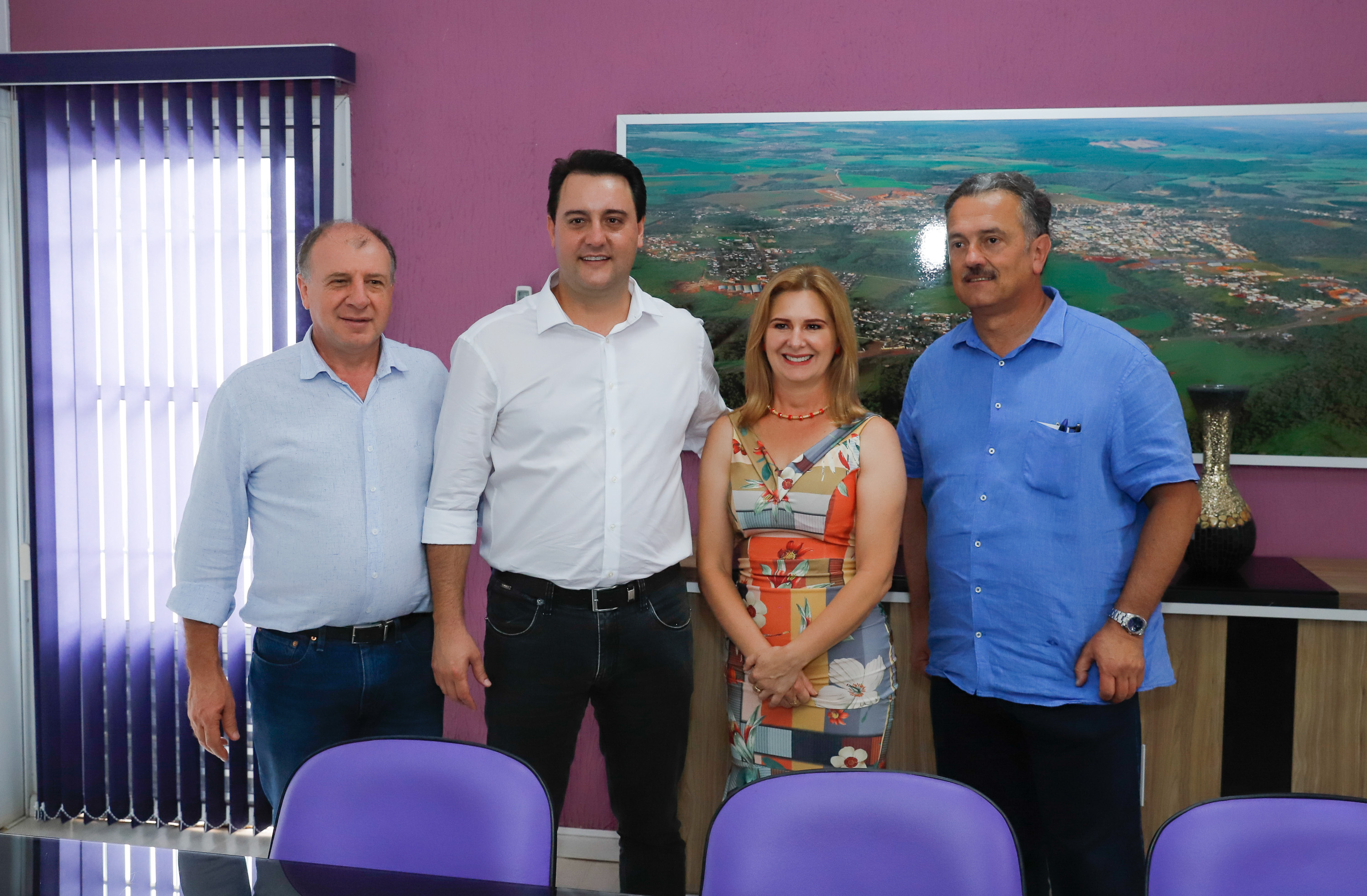 O governador Carlos Massa Ratinho Junior inaugurou nesta sexta-feira (31) a primeira escola técnica de operação florestal do Brasil, em Ortigueira, nos Campos Gerais. O Centro Estadual de Educação Profissional Florestal e Agrícola é fruto de uma parceria entre o Governo do Estado, a Klabin e a prefeitura. O investimento total foi de R$ 35 milhões, sendo R$ 12 milhões repassados pela Secretaria da Educação e do Esporte.
