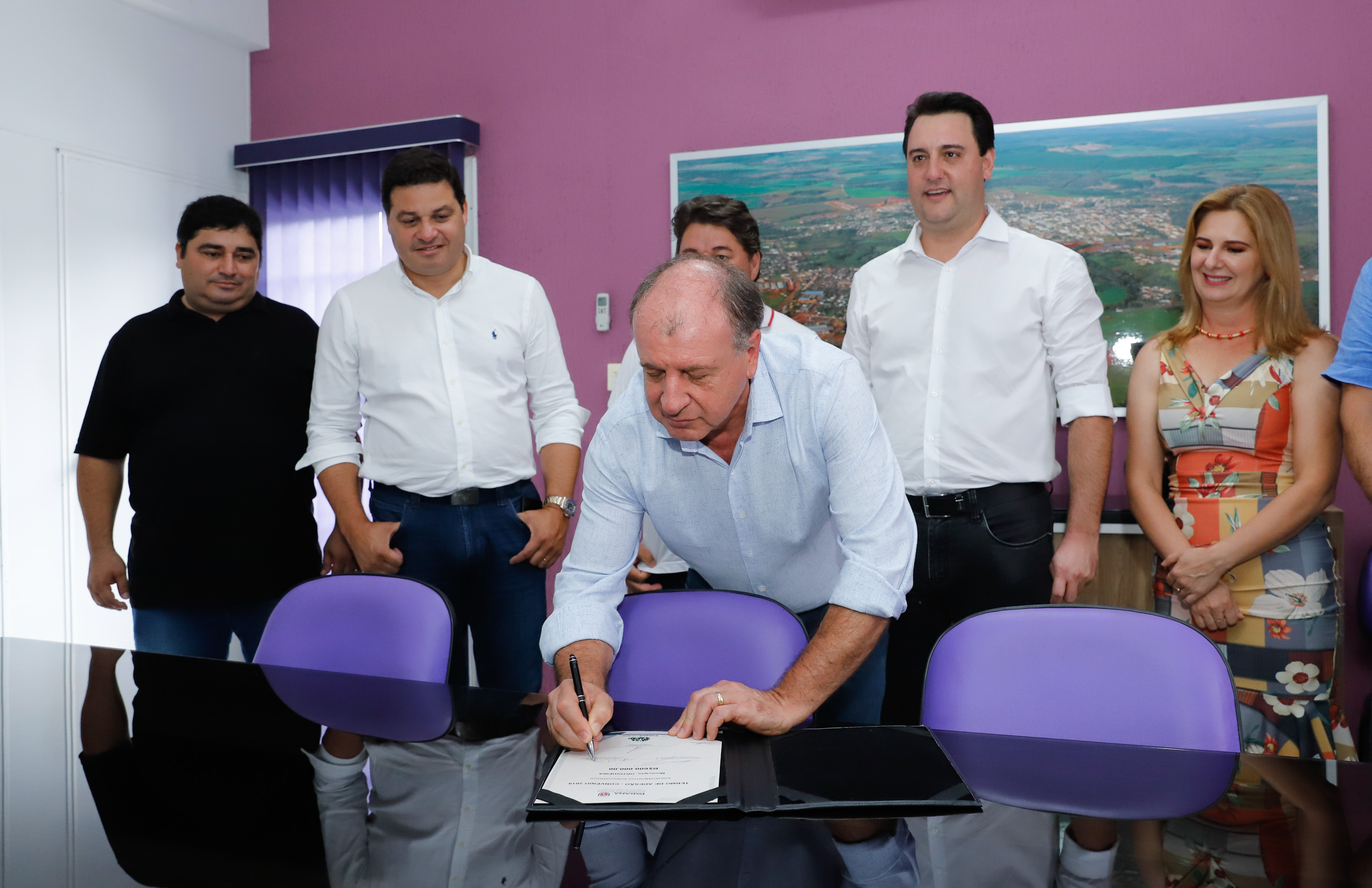 O governador Carlos Massa Ratinho Junior inaugurou nesta sexta-feira (31) a primeira escola técnica de operação florestal do Brasil, em Ortigueira, nos Campos Gerais. O Centro Estadual de Educação Profissional Florestal e Agrícola é fruto de uma parceria entre o Governo do Estado, a Klabin e a prefeitura. O investimento total foi de R$ 35 milhões, sendo R$ 12 milhões repassados pela Secretaria da Educação e do Esporte.