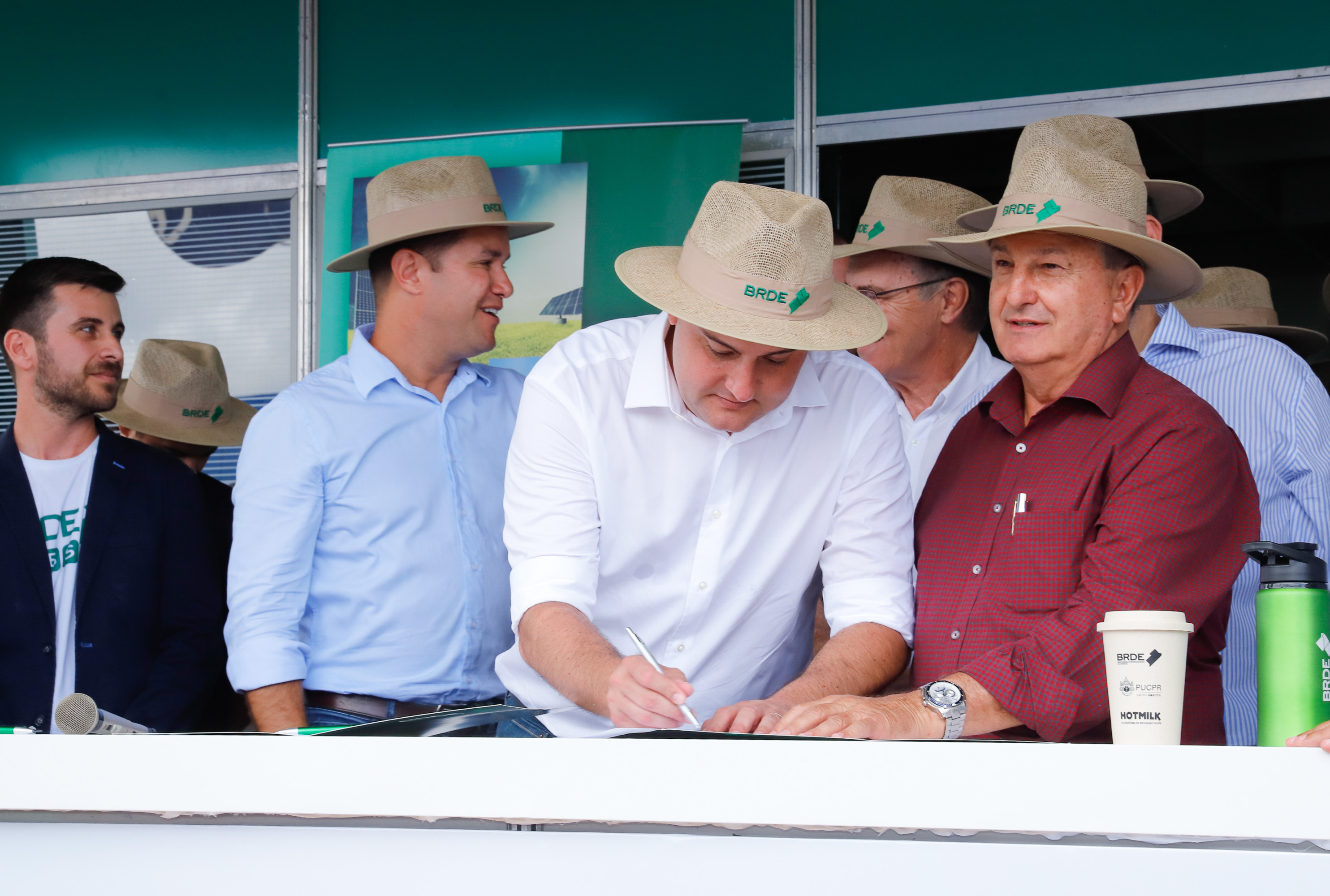 O Banco Regional de Desenvolvimento do Extremo Sul (BRDE) lançou nesta quinta-feira (06), no Show Rural em Cascavel (Oeste), o edital de chamamento público do programa BRDE Labs, voltado ao apoio, capacitação e aporte financeiro de startups. Na solenidade, que teve a presença do governador Carlos Massa Ratinho Junior, também foram assinados contratos de crédito com cooperativas agroindustriais. - Cascavel, 06/02/2020 - Foto: Rodrigo Félix Leal/AEN