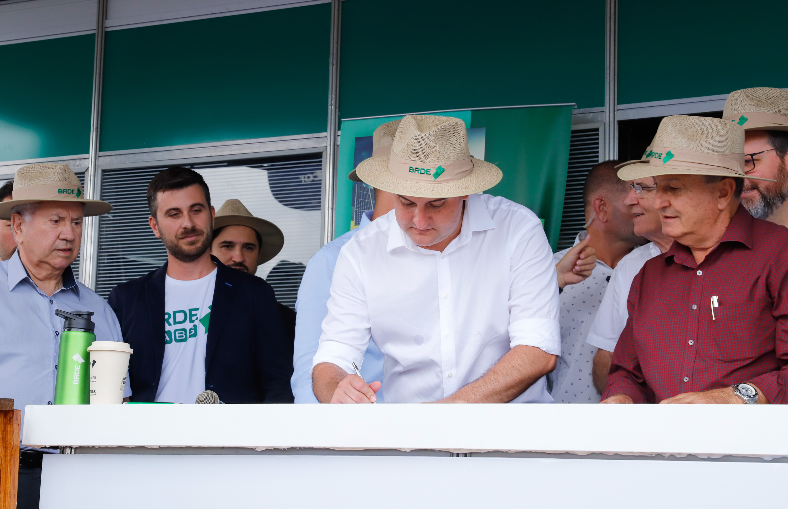 O Banco Regional de Desenvolvimento do Extremo Sul (BRDE) lançou nesta quinta-feira (06), no Show Rural em Cascavel (Oeste), o edital de chamamento público do programa BRDE Labs, voltado ao apoio, capacitação e aporte financeiro de startups. Na solenidade, que teve a presença do governador Carlos Massa Ratinho Junior, também foram assinados contratos de crédito com cooperativas agroindustriais. - Cascavel, 06/02/2020 - Foto: Rodrigo Félix Leal/AEN