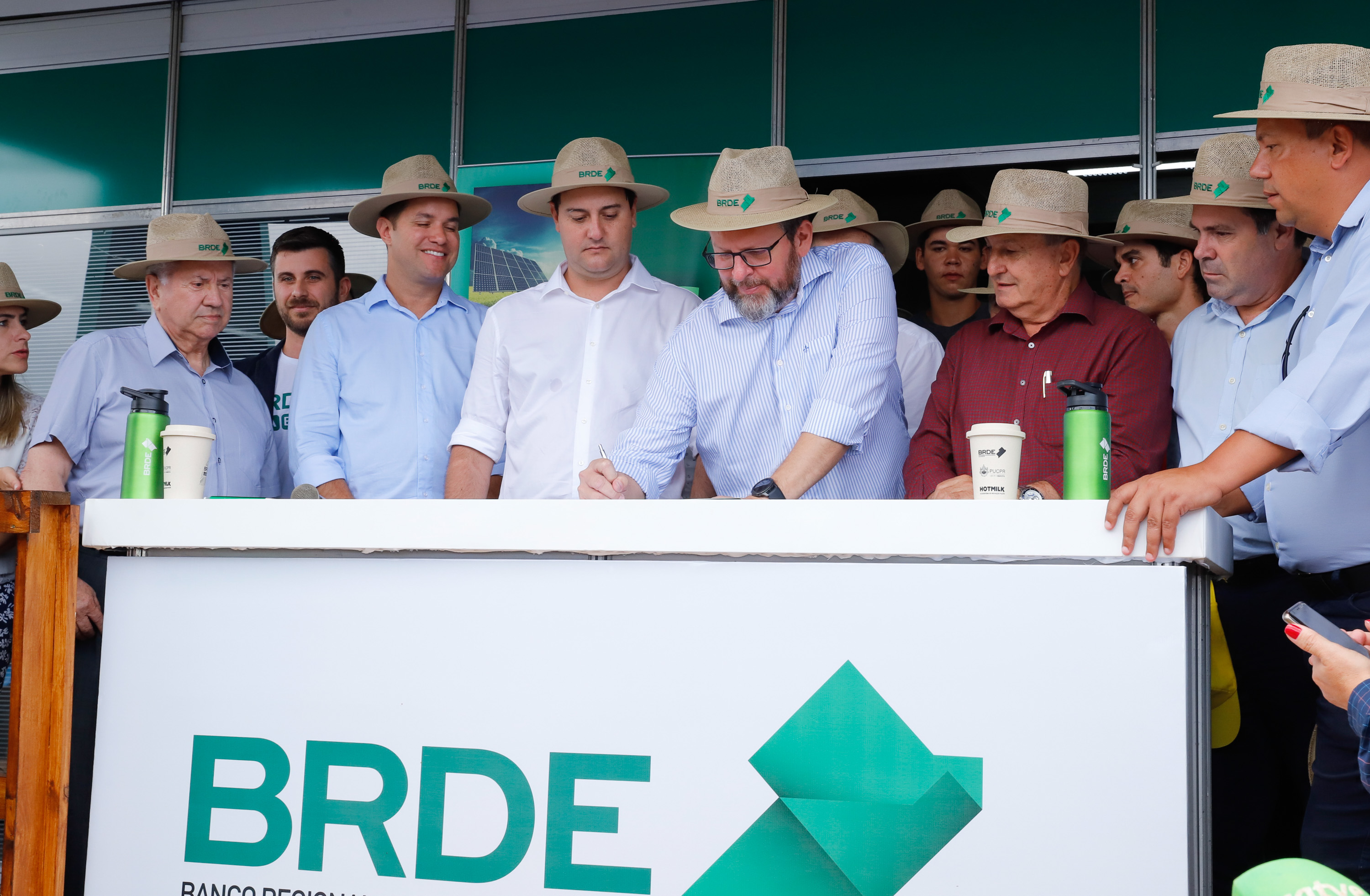 O Banco Regional de Desenvolvimento do Extremo Sul (BRDE) lançou nesta quinta-feira (06), no Show Rural em Cascavel (Oeste), o edital de chamamento público do programa BRDE Labs, voltado ao apoio, capacitação e aporte financeiro de startups. Na solenidade, que teve a presença do governador Carlos Massa Ratinho Junior, também foram assinados contratos de crédito com cooperativas agroindustriais. - Cascavel, 06/02/2020 - Foto: Rodrigo Félix Leal/AEN