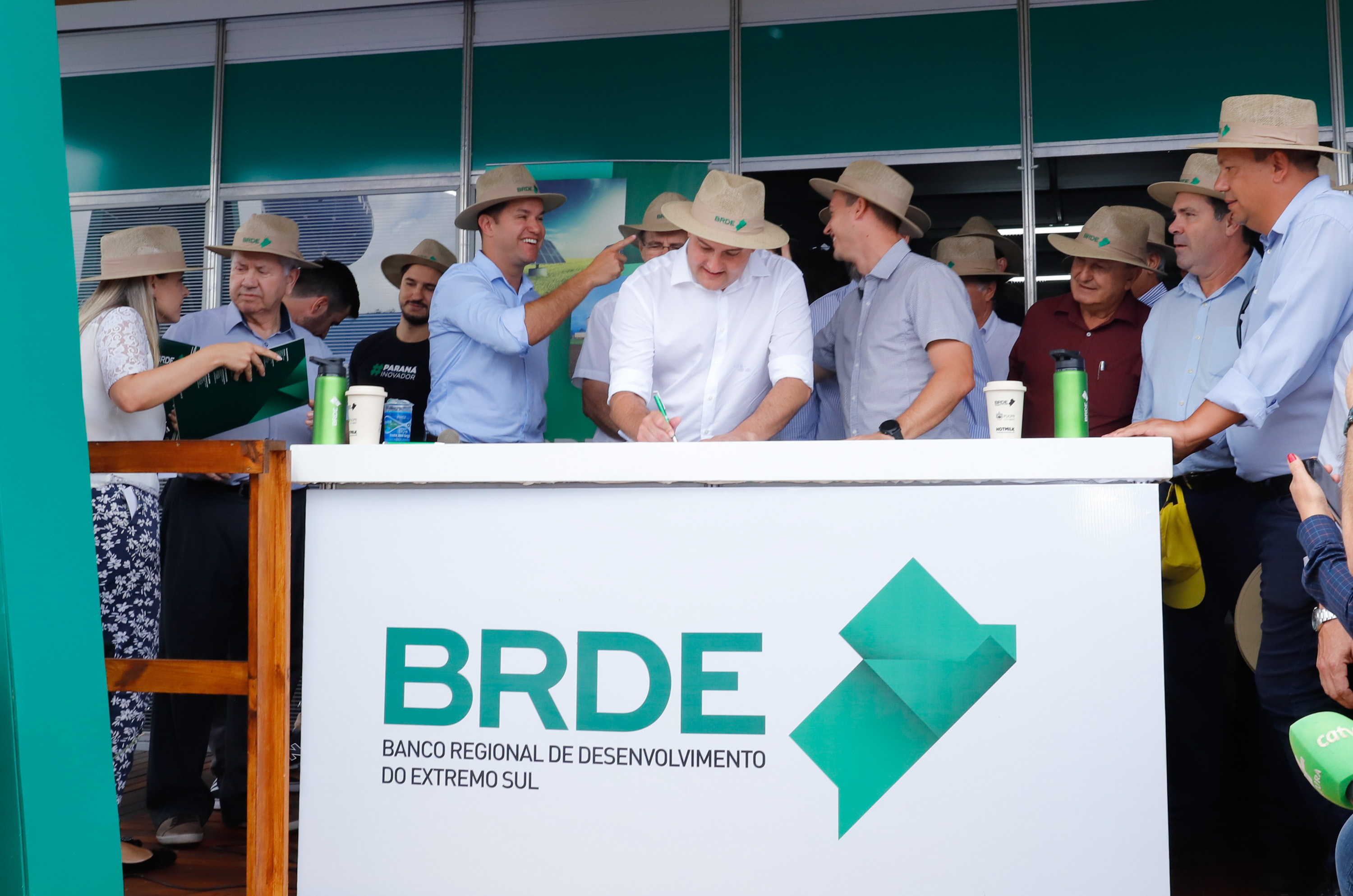 O Banco Regional de Desenvolvimento do Extremo Sul (BRDE) lançou nesta quinta-feira (06), no Show Rural em Cascavel (Oeste), o edital de chamamento público do programa BRDE Labs, voltado ao apoio, capacitação e aporte financeiro de startups. Na solenidade, que teve a presença do governador Carlos Massa Ratinho Junior, também foram assinados contratos de crédito com cooperativas agroindustriais. - Cascavel, 06/02/2020 - Foto: Rodrigo Félix Leal/AEN