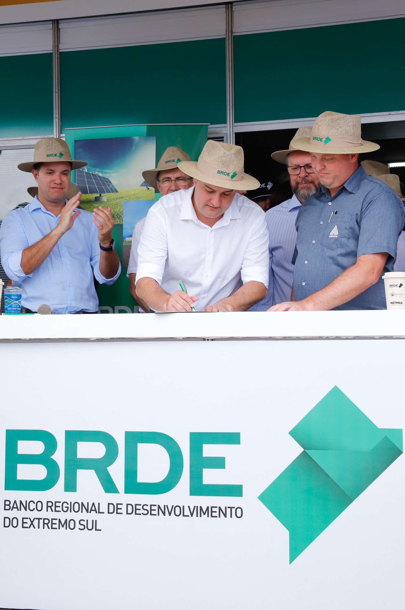 O Banco Regional de Desenvolvimento do Extremo Sul (BRDE) lançou nesta quinta-feira (06), no Show Rural em Cascavel (Oeste), o edital de chamamento público do programa BRDE Labs, voltado ao apoio, capacitação e aporte financeiro de startups. Na solenidade, que teve a presença do governador Carlos Massa Ratinho Junior, também foram assinados contratos de crédito com cooperativas agroindustriais. - Cascavel, 06/02/2020 - Foto: Rodrigo Félix Leal/AEN