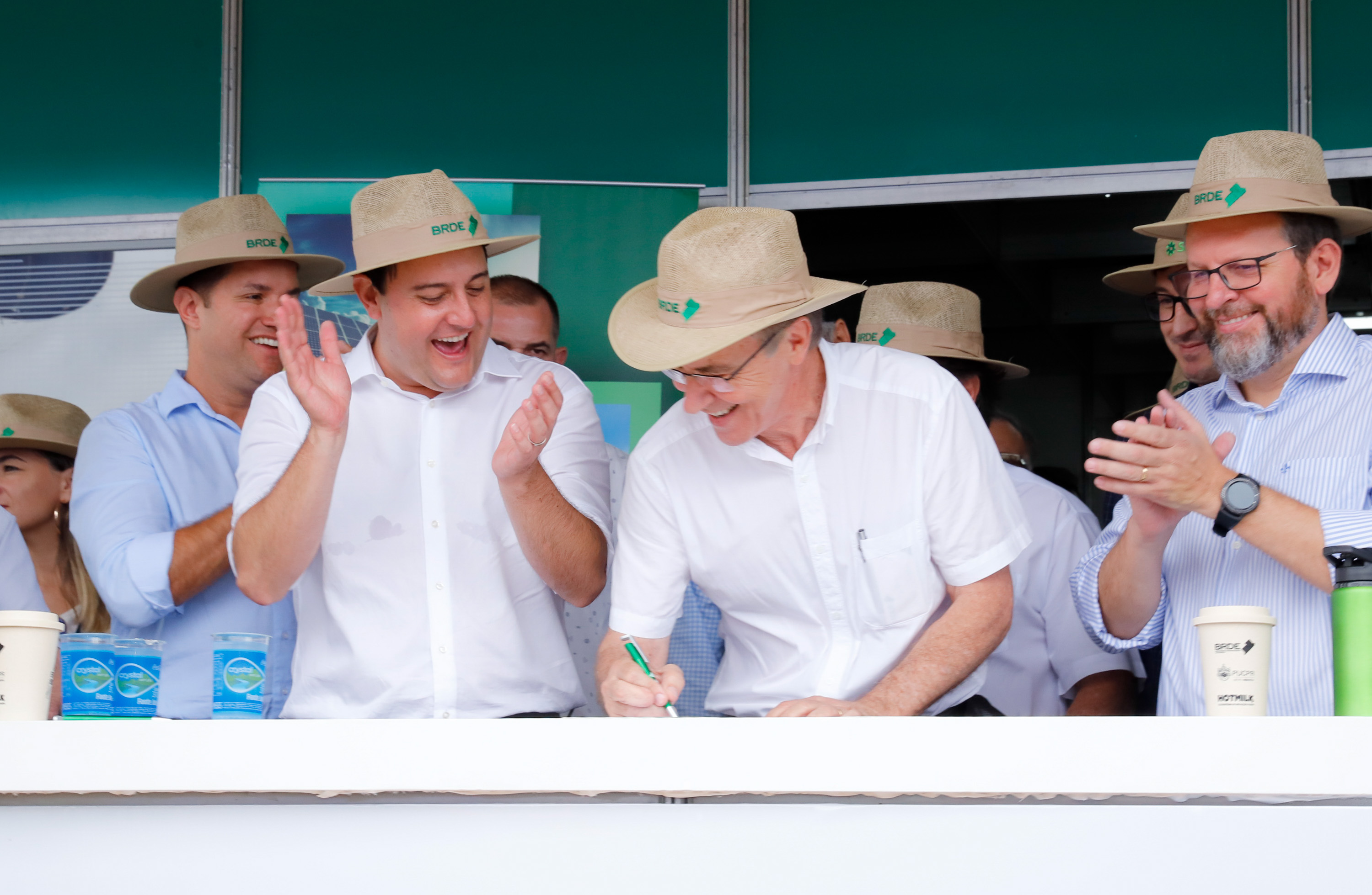 O Banco Regional de Desenvolvimento do Extremo Sul (BRDE) lançou nesta quinta-feira (06), no Show Rural em Cascavel (Oeste), o edital de chamamento público do programa BRDE Labs, voltado ao apoio, capacitação e aporte financeiro de startups. Na solenidade, que teve a presença do governador Carlos Massa Ratinho Junior, também foram assinados contratos de crédito com cooperativas agroindustriais. - Cascavel, 06/02/2020 - Foto: Rodrigo Félix Leal/AEN