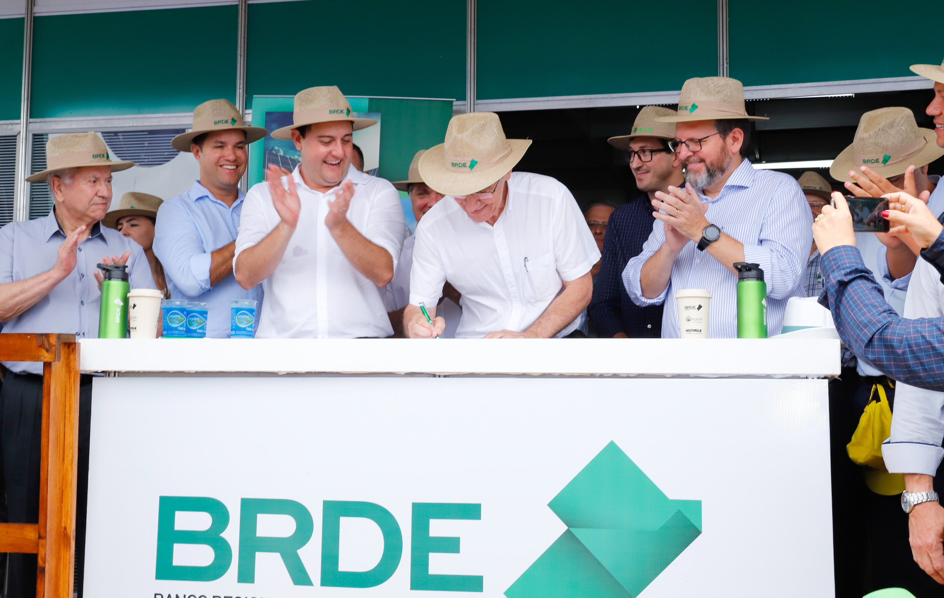 O Banco Regional de Desenvolvimento do Extremo Sul (BRDE) lançou nesta quinta-feira (06), no Show Rural em Cascavel (Oeste), o edital de chamamento público do programa BRDE Labs, voltado ao apoio, capacitação e aporte financeiro de startups. Na solenidade, que teve a presença do governador Carlos Massa Ratinho Junior, também foram assinados contratos de crédito com cooperativas agroindustriais. - Cascavel, 06/02/2020 - Foto: Rodrigo Félix Leal/AEN