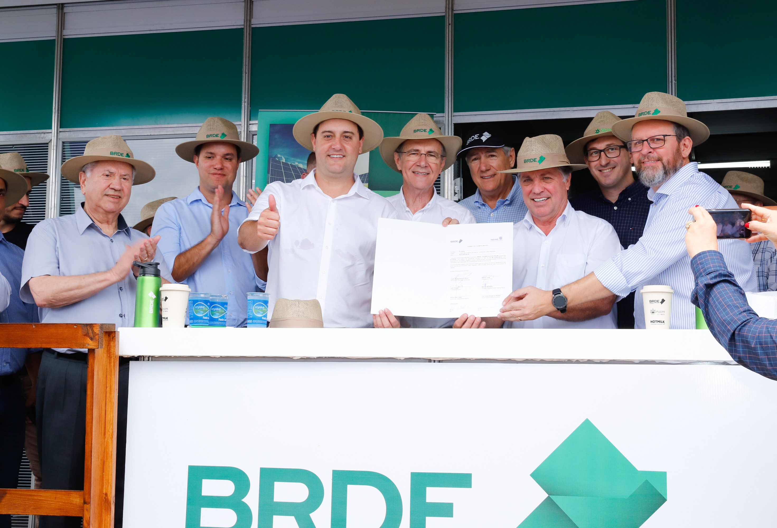 O Banco Regional de Desenvolvimento do Extremo Sul (BRDE) lançou nesta quinta-feira (06), no Show Rural em Cascavel (Oeste), o edital de chamamento público do programa BRDE Labs, voltado ao apoio, capacitação e aporte financeiro de startups. Na solenidade, que teve a presença do governador Carlos Massa Ratinho Junior, também foram assinados contratos de crédito com cooperativas agroindustriais. - Cascavel, 06/02/2020 - Foto: Rodrigo Félix Leal/AEN