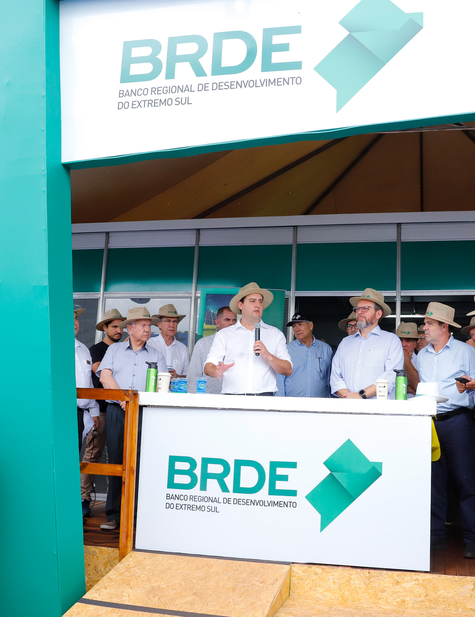 O Banco Regional de Desenvolvimento do Extremo Sul (BRDE) lançou nesta quinta-feira (06), no Show Rural em Cascavel (Oeste), o edital de chamamento público do programa BRDE Labs, voltado ao apoio, capacitação e aporte financeiro de startups. Na solenidade, que teve a presença do governador Carlos Massa Ratinho Junior, também foram assinados contratos de crédito com cooperativas agroindustriais. - Cascavel, 06/02/2020 - Foto: Rodrigo Félix Leal/AEN