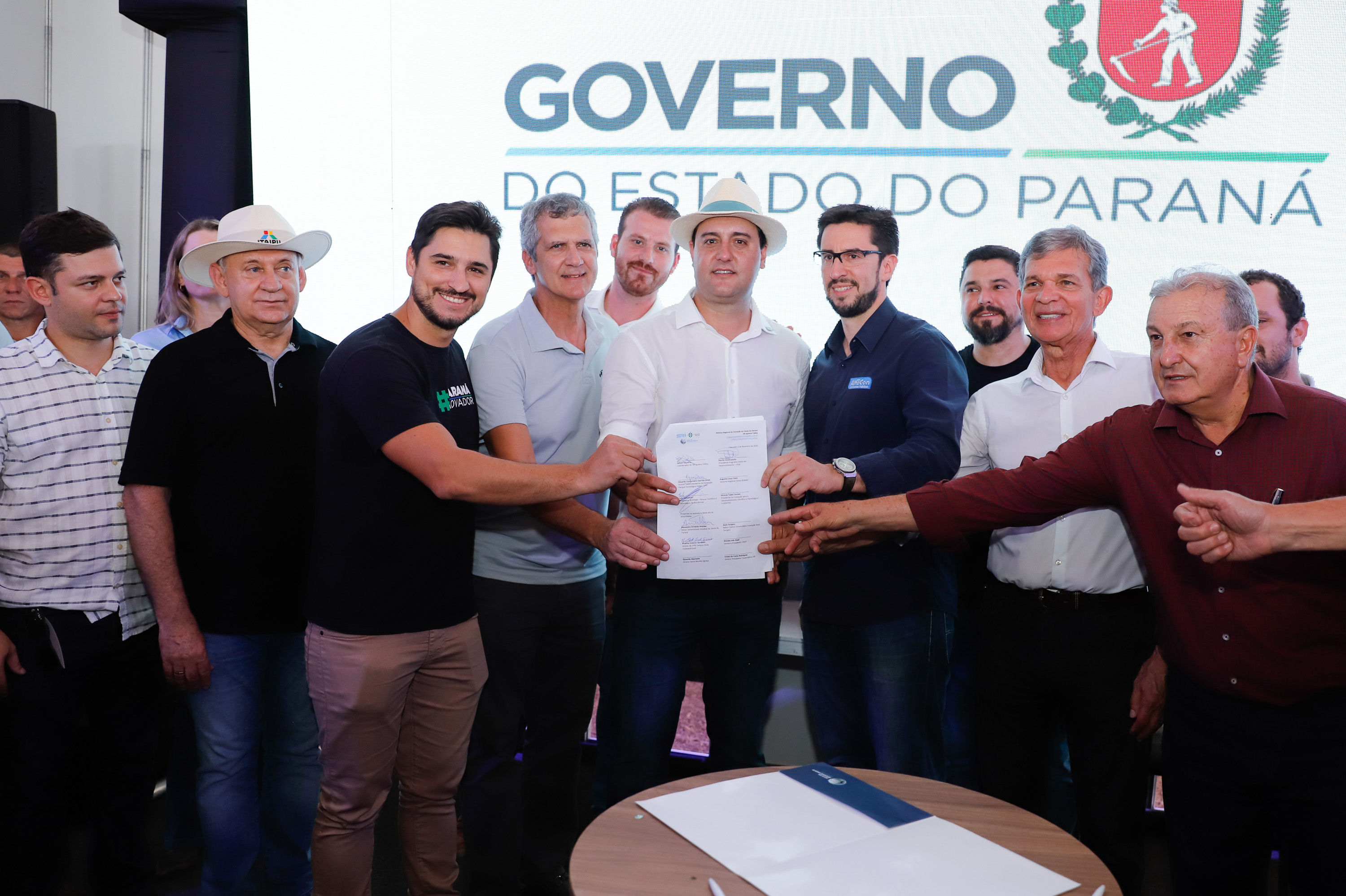 Ratinho Junior também esteve, nesta quinta-feira (06), na Arena Hackathon Paraná, estrutura de inovação do Estado dentro dos pavilhões da feira. Na quarta-feira (5), a Companhia de Tecnologia da Informação e Comunicação do Paraná (Celepar) promoveu neste espaço o Pitch Day, um evento para identificar e promover ideias inovadoras que possam se transformar em políticas públicas permanentes.
Foto: Rodrigo Felix Leal/AEN