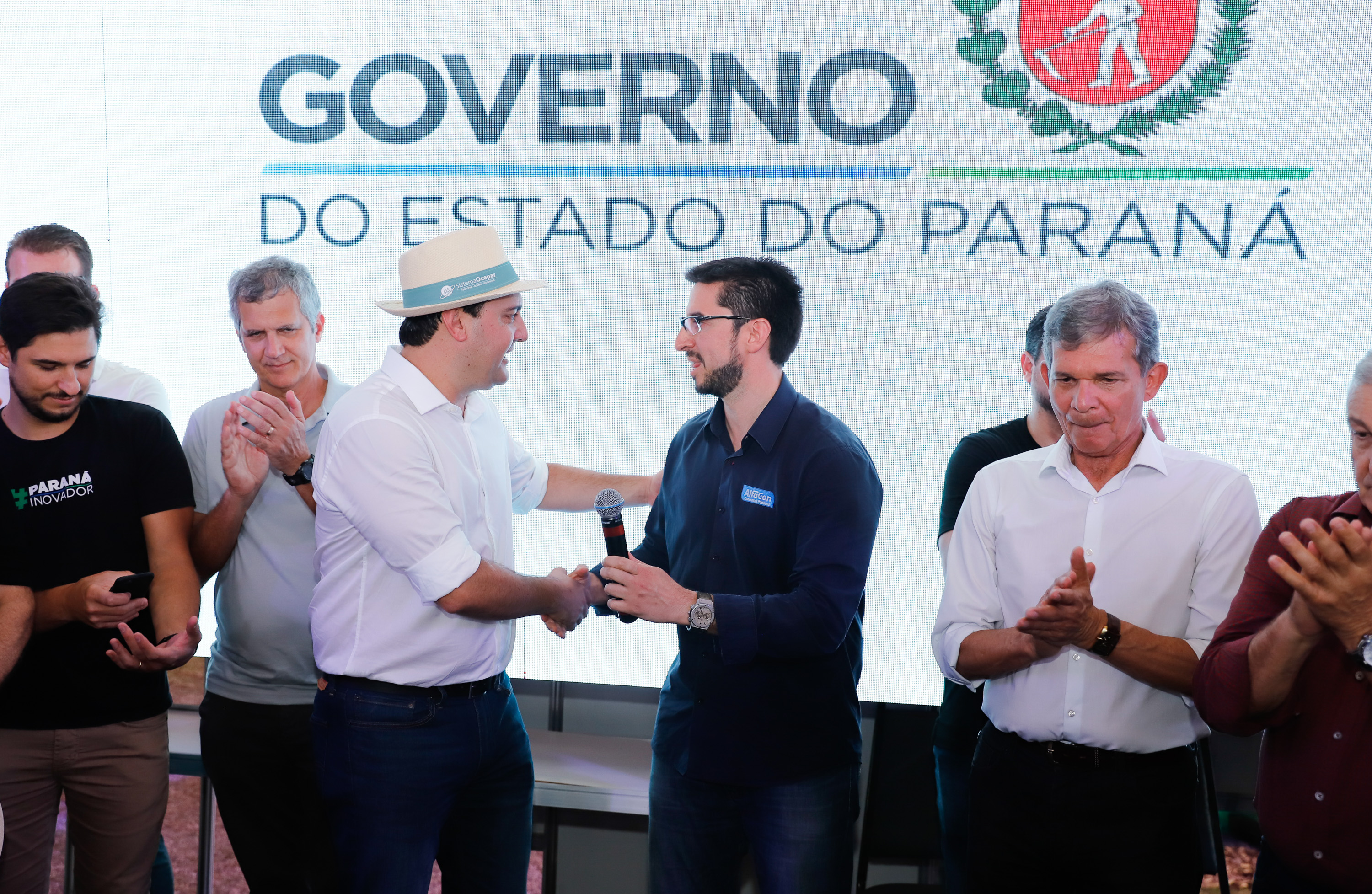 Ratinho Junior também esteve, nesta quinta-feira (06), na Arena Hackathon Paraná, estrutura de inovação do Estado dentro dos pavilhões da feira. Na quarta-feira (5), a Companhia de Tecnologia da Informação e Comunicação do Paraná (Celepar) promoveu neste espaço o Pitch Day, um evento para identificar e promover ideias inovadoras que possam se transformar em políticas públicas permanentes.
Foto: Rodrigo Felix Leal/AEN