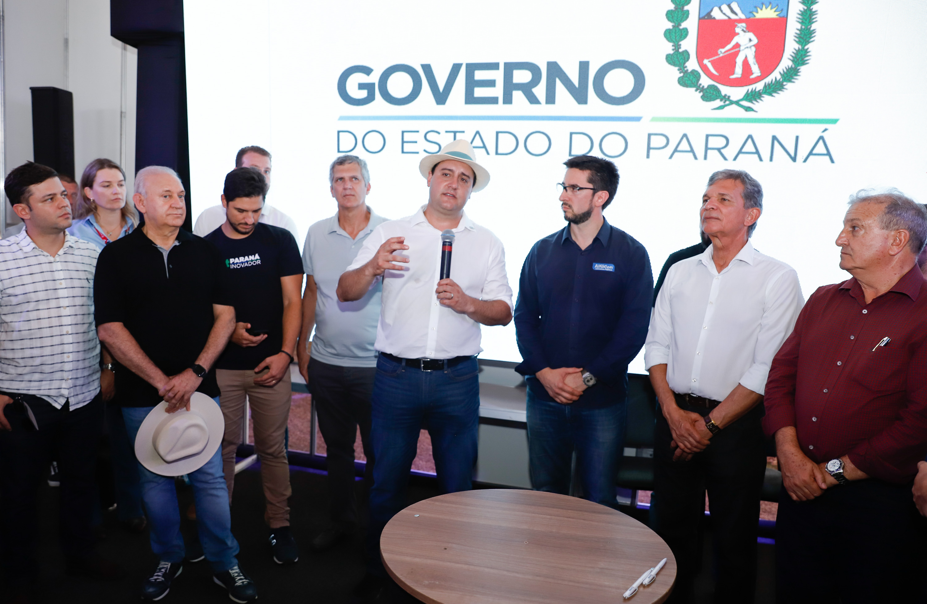 Ratinho Junior também esteve, nesta quinta-feira (06), na Arena Hackathon Paraná, estrutura de inovação do Estado dentro dos pavilhões da feira. Na quarta-feira (5), a Companhia de Tecnologia da Informação e Comunicação do Paraná (Celepar) promoveu neste espaço o Pitch Day, um evento para identificar e promover ideias inovadoras que possam se transformar em políticas públicas permanentes.
Foto: Rodrigo Felix Leal/AEN