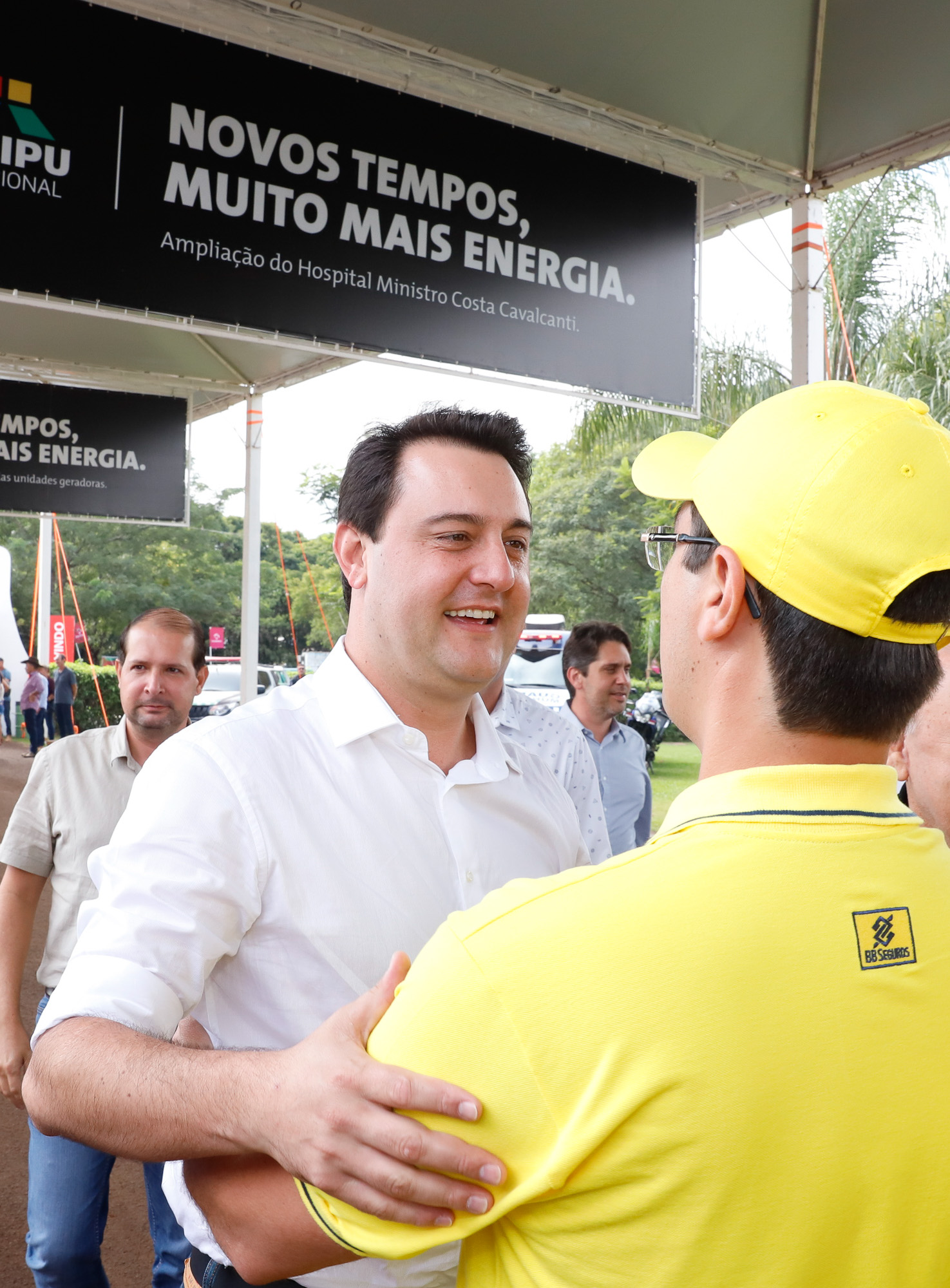 O governador Carlos Massa Ratinho Junior entregou nesta quinta-feira (06), durante o Show Rural, em Cascavel, as chaves de mais um trator do programa Trator Solidário. Os beneficiados foram o criador de vacas de leite Roque Selzler e sua mulher, Leonete, moradores de Pato Bragado. - Cascavel, 06/02/2020 - Foto: Rodrigo Félix Leal/AEN